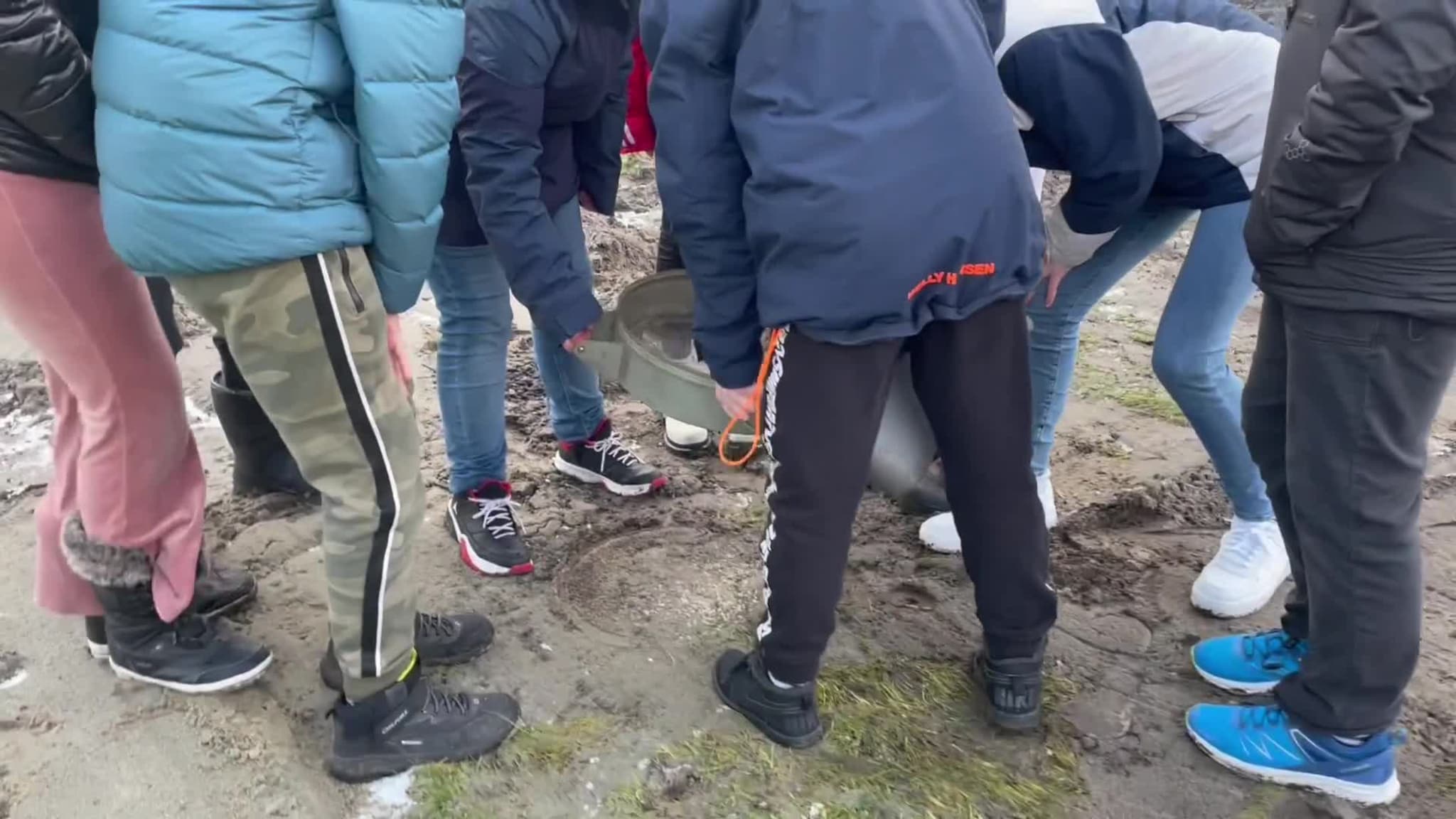 Elevar får prøve seg som arkeologar i Selje.