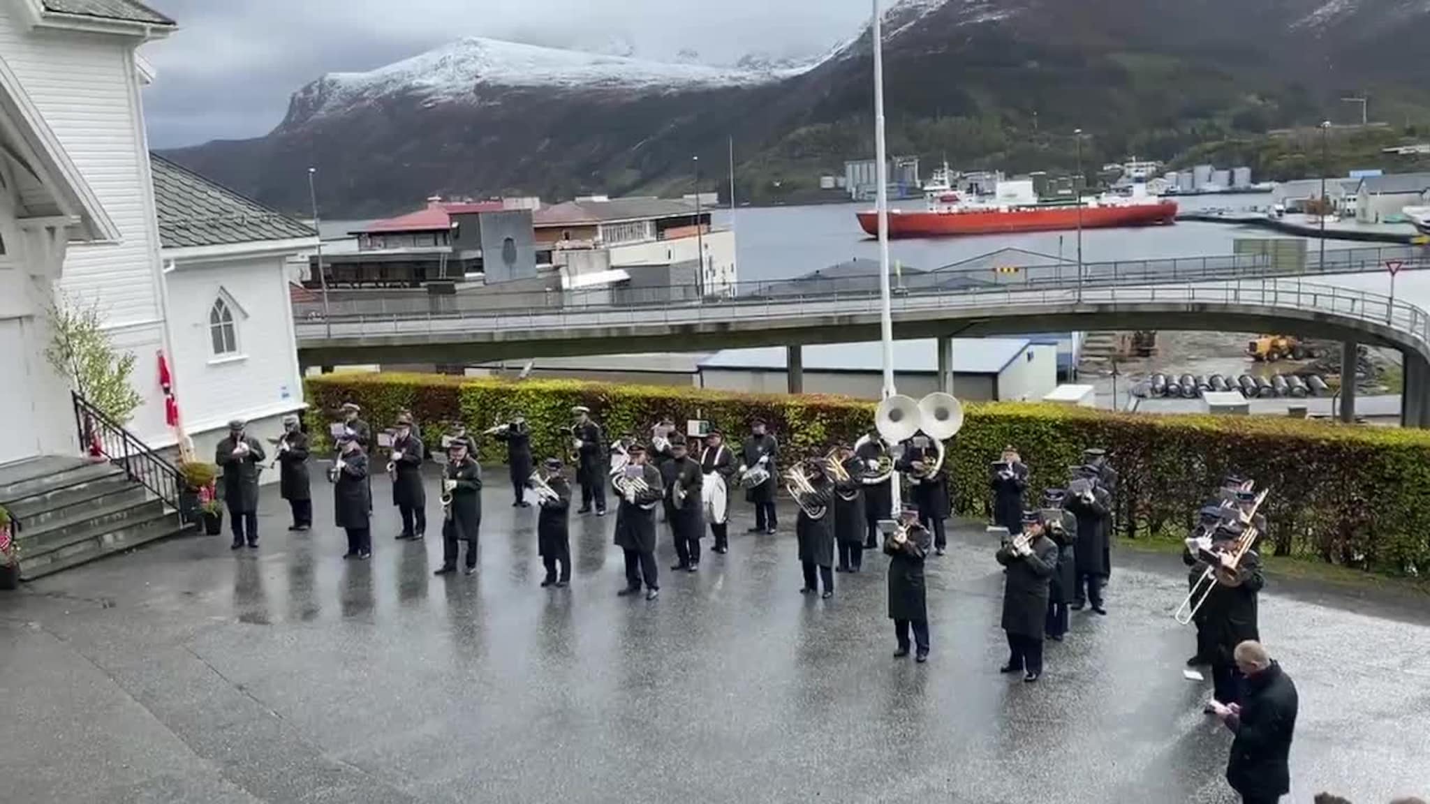 Kransenedlegging Måløy musikklag2 .mov