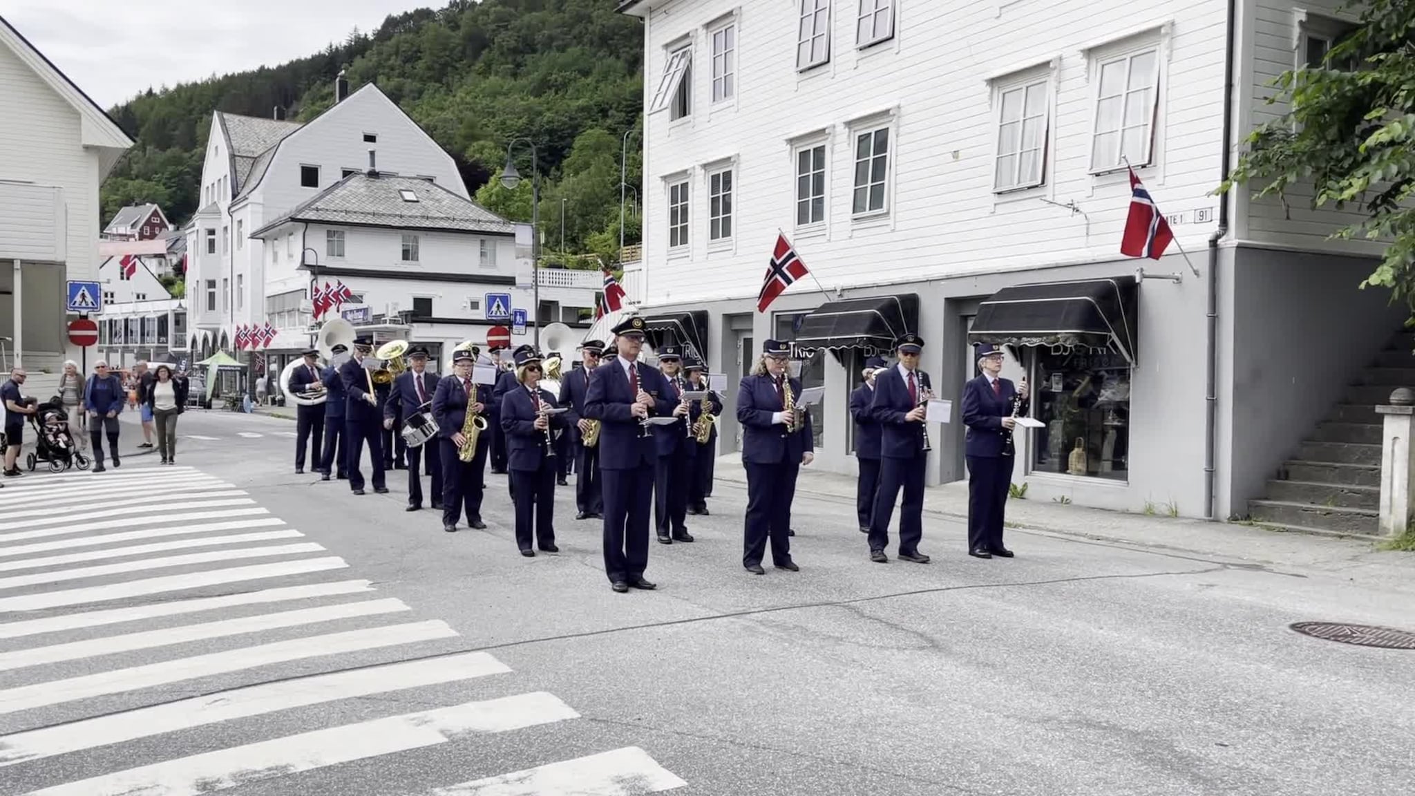 Måløy Musikklag marsjerte i gata og spelte kjente tonar