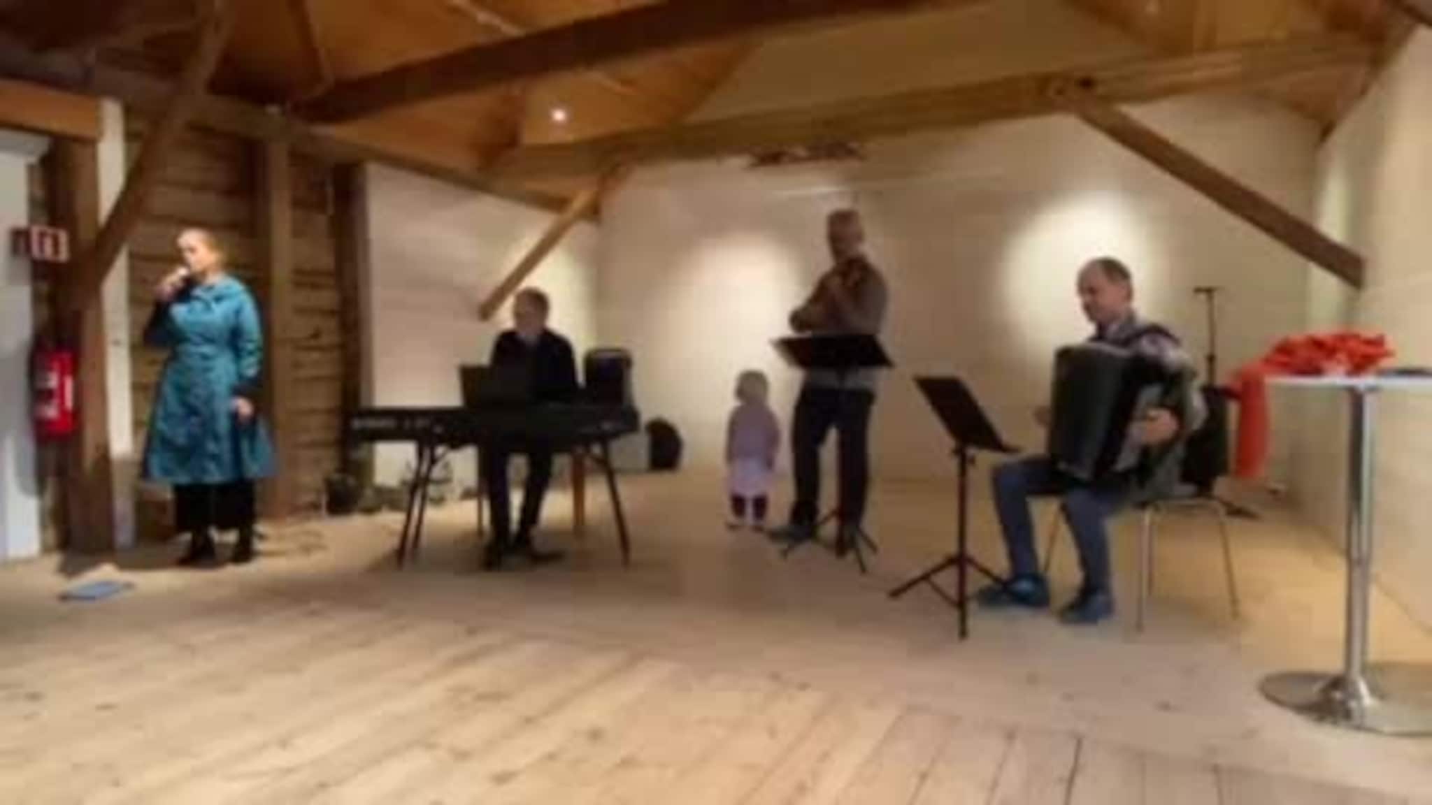 Øystein Salhus (fiolin), Arne Sunnarvik (piano), Inge Reksten (trekkspill) og Line Dybedal (sang og piano) holdt konsert under "Leve hele livet"-uken.