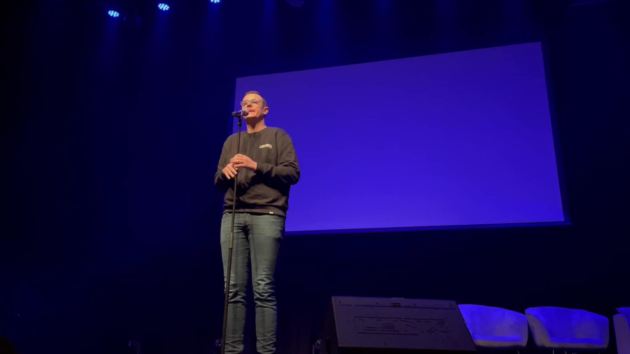 Håkon Kongshaug syng på Framflyt-konferansen