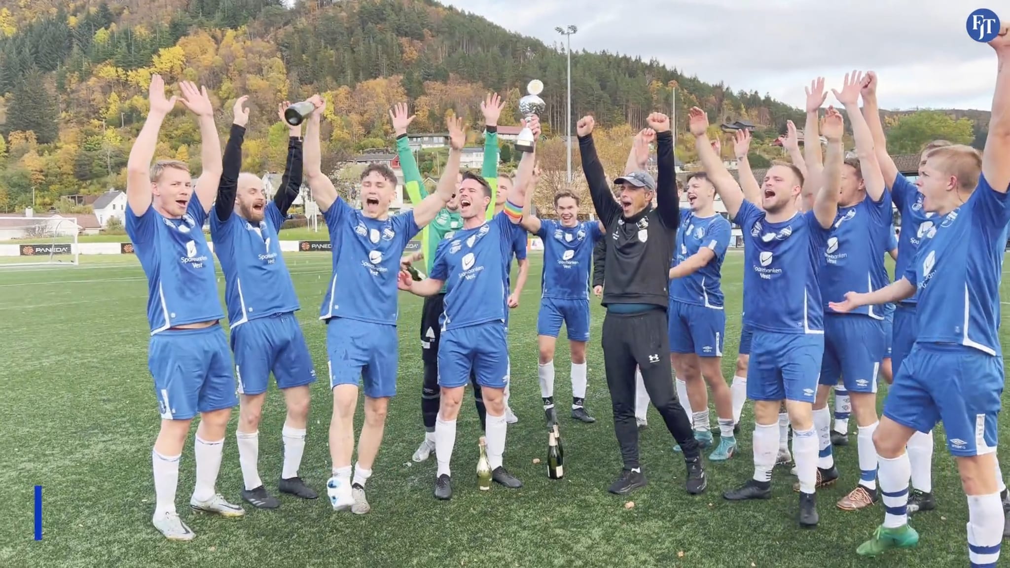 Jubla med sprudlevatn etter storsiger i finalekampen