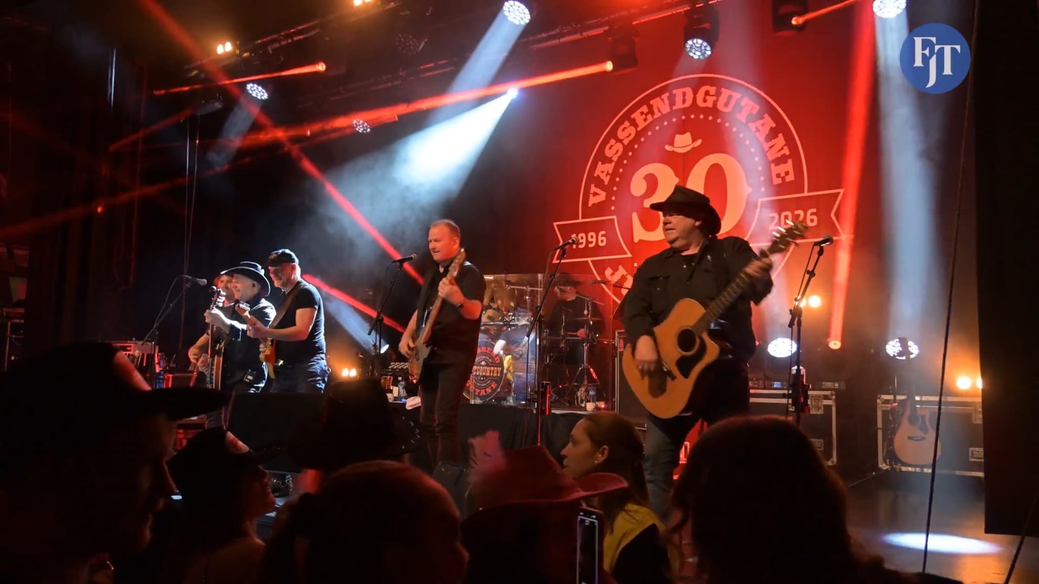 Vassendgutane kommer på scenen i Nordfjordhallen