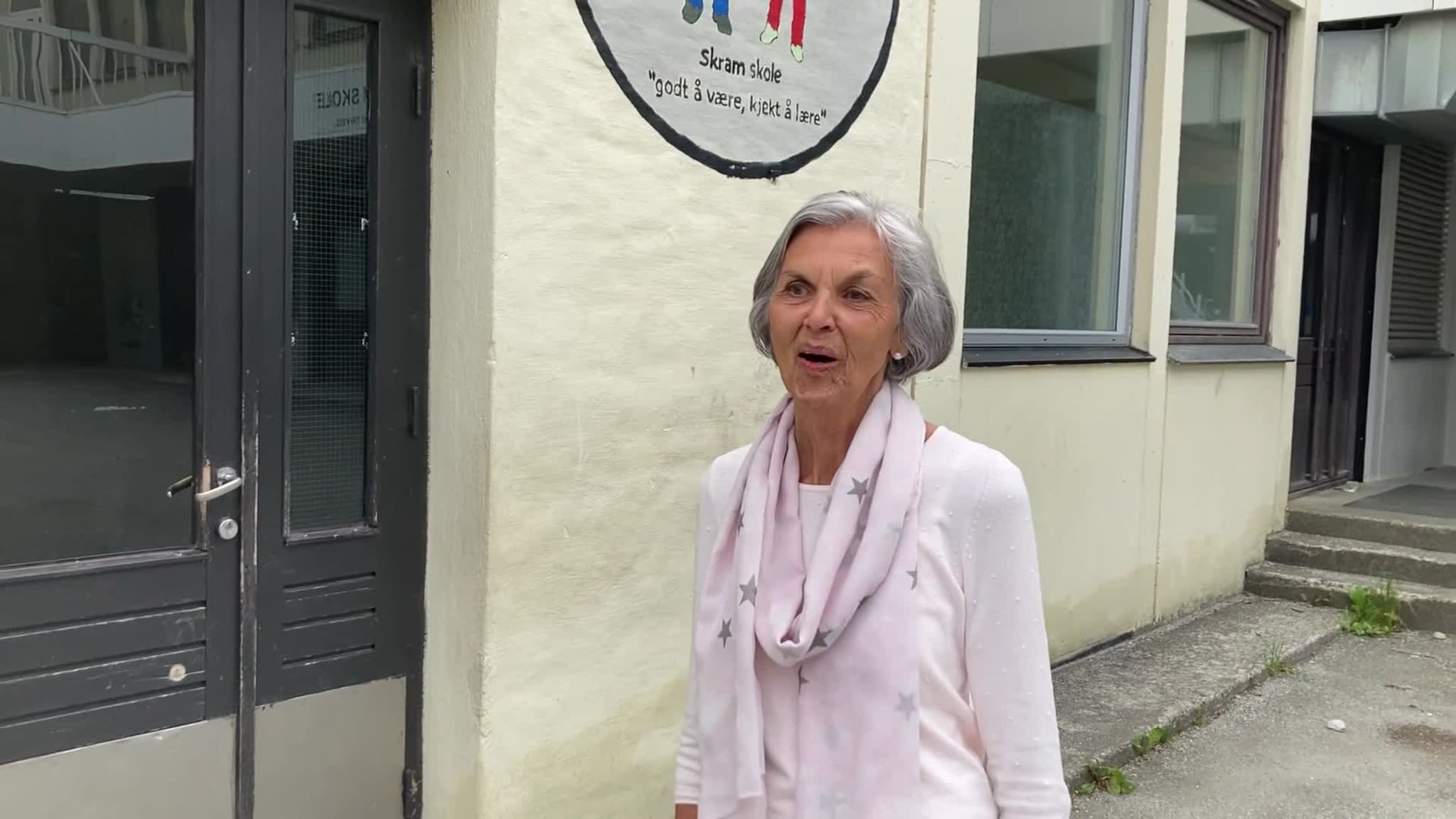 Kari Mellingen besøker Skram skole etter over 50 år.MOV