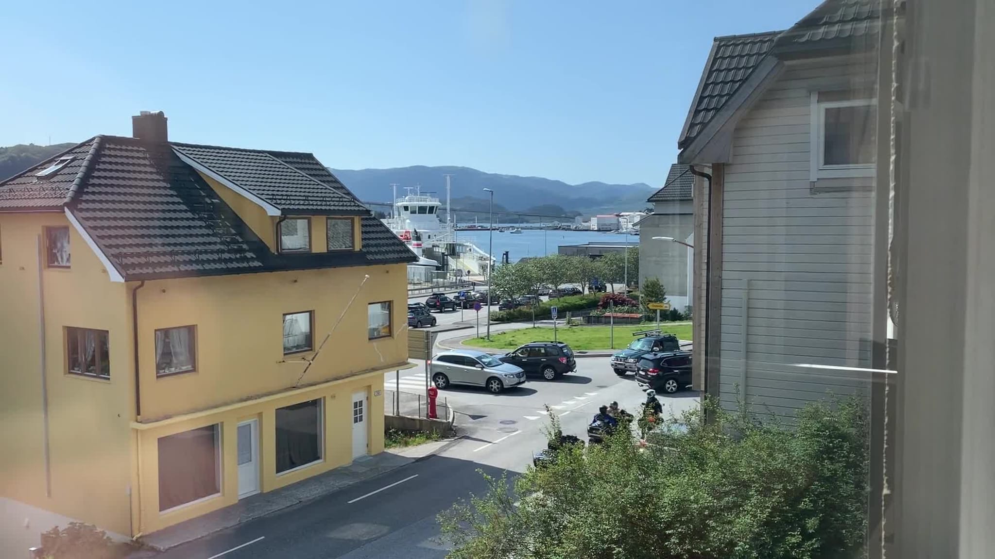Stor trafikk skaper kaos på ferjekaia når biler skal av og på