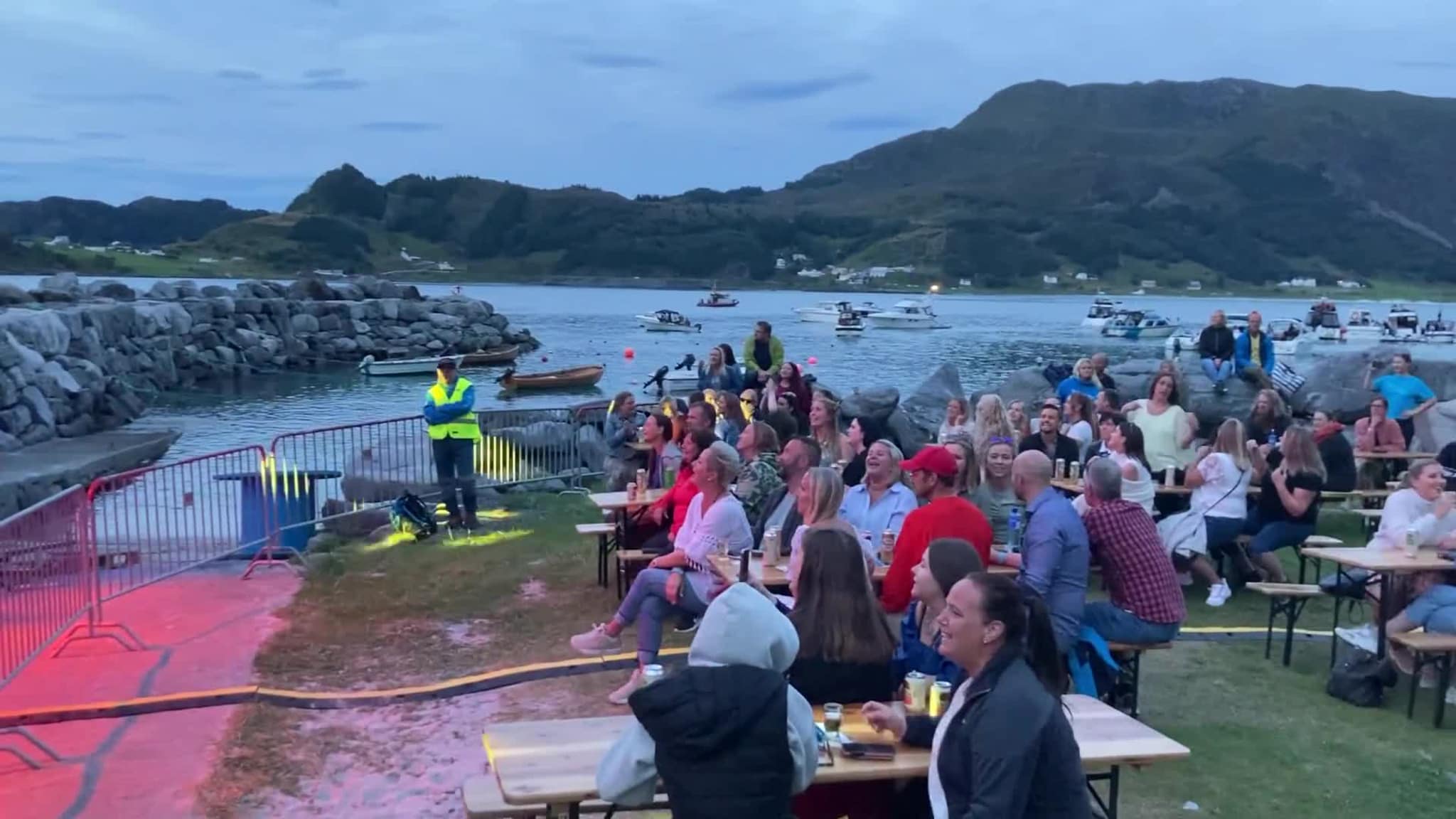 Trang Fødsel spiller under Refvik Strandfestival 2021.MOV