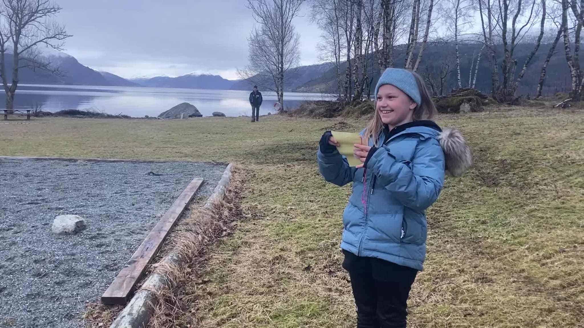 Kristina (10) holder tale om hvorfor hun ikke vil ha oppdrettsanlegg i bygda.