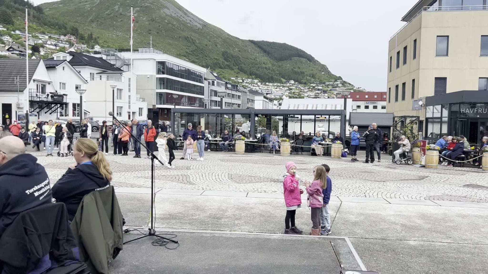 Torskangerpoll musikklag spiller Rocketman på Torget på korpsfest 8. juni 2024
