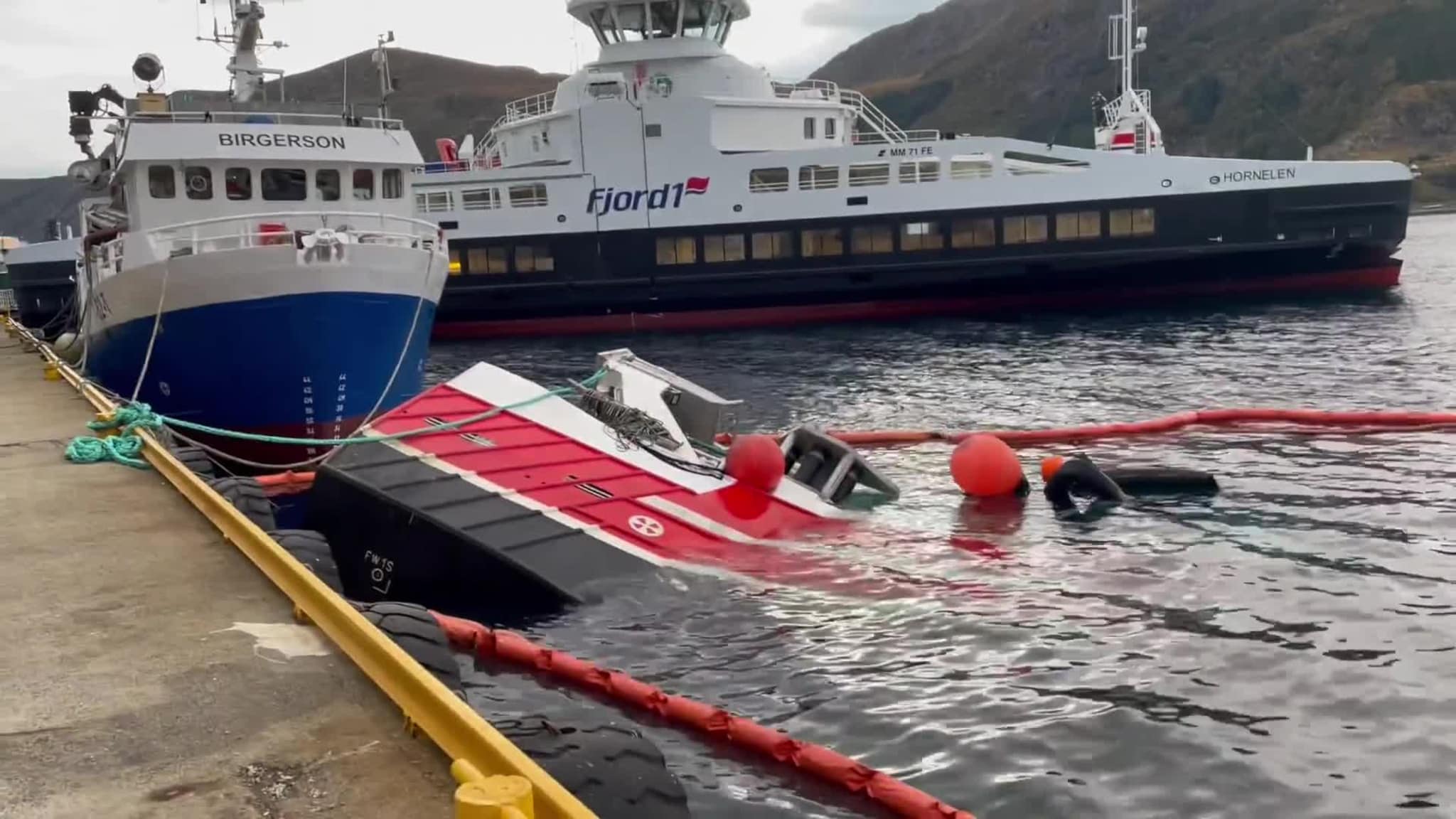 Sjark under vatn i Måløy