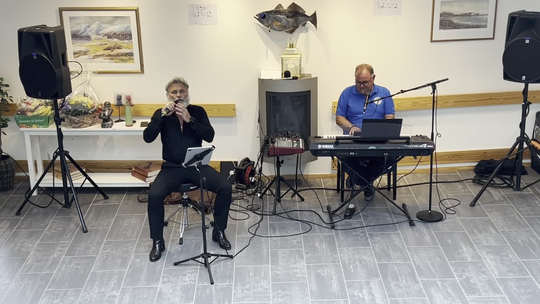 Isak Søraa synger Elvis-sanger på Kulatoppen på opplevelsesdag