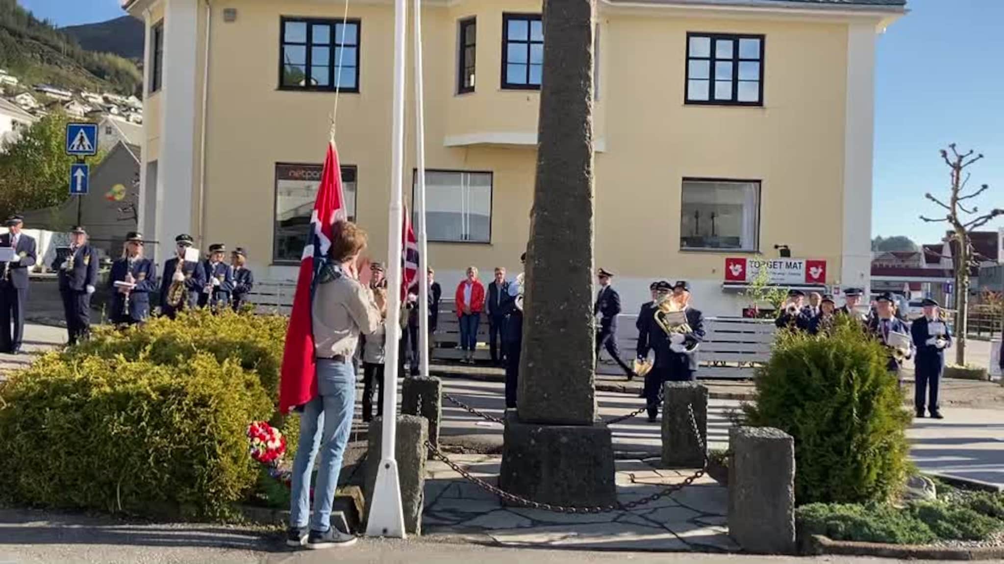 flaggheising torget måløy.mov