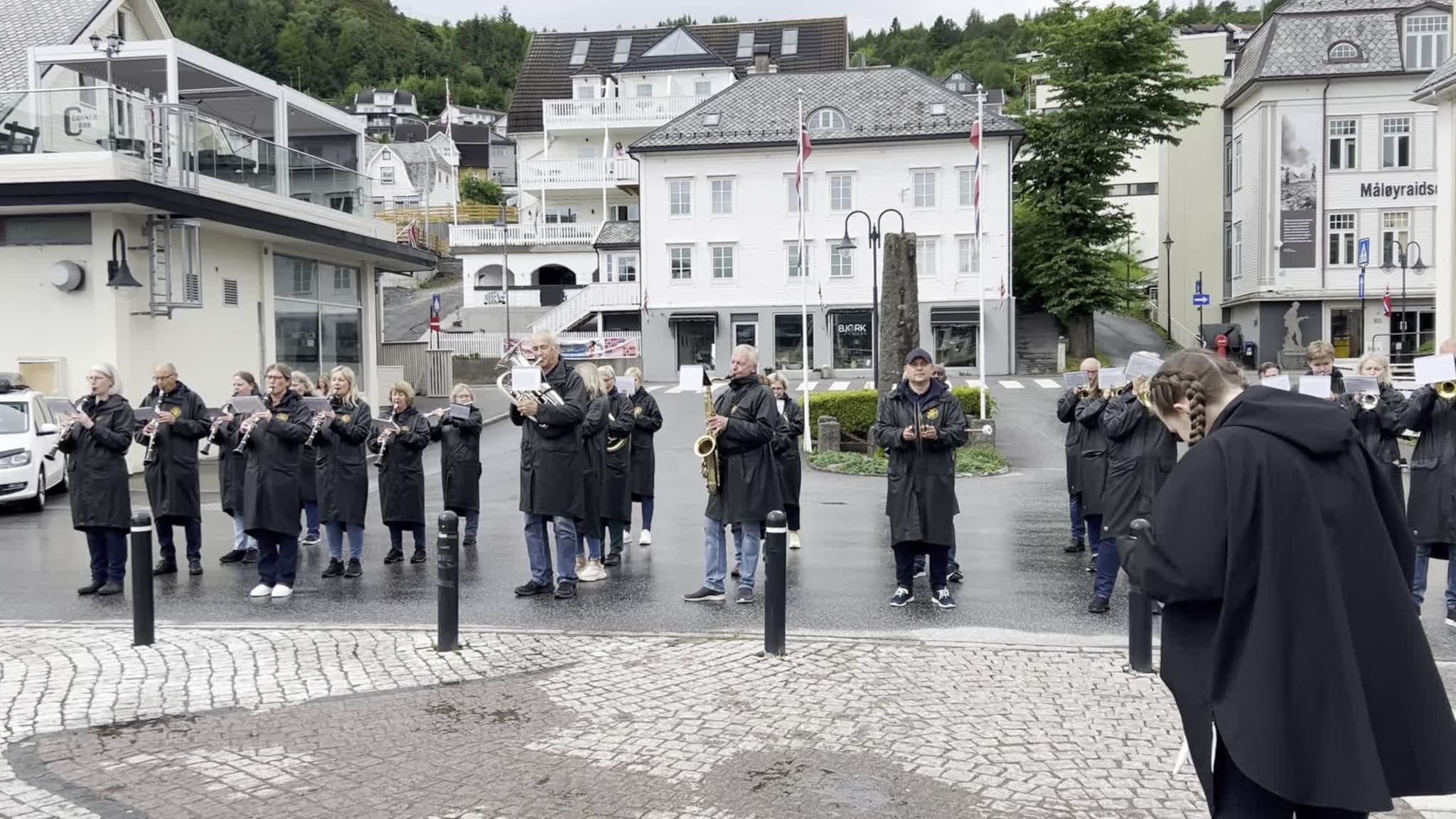 Måløy musikklag spiller på Torget på korpsdag 8. juni 2024
