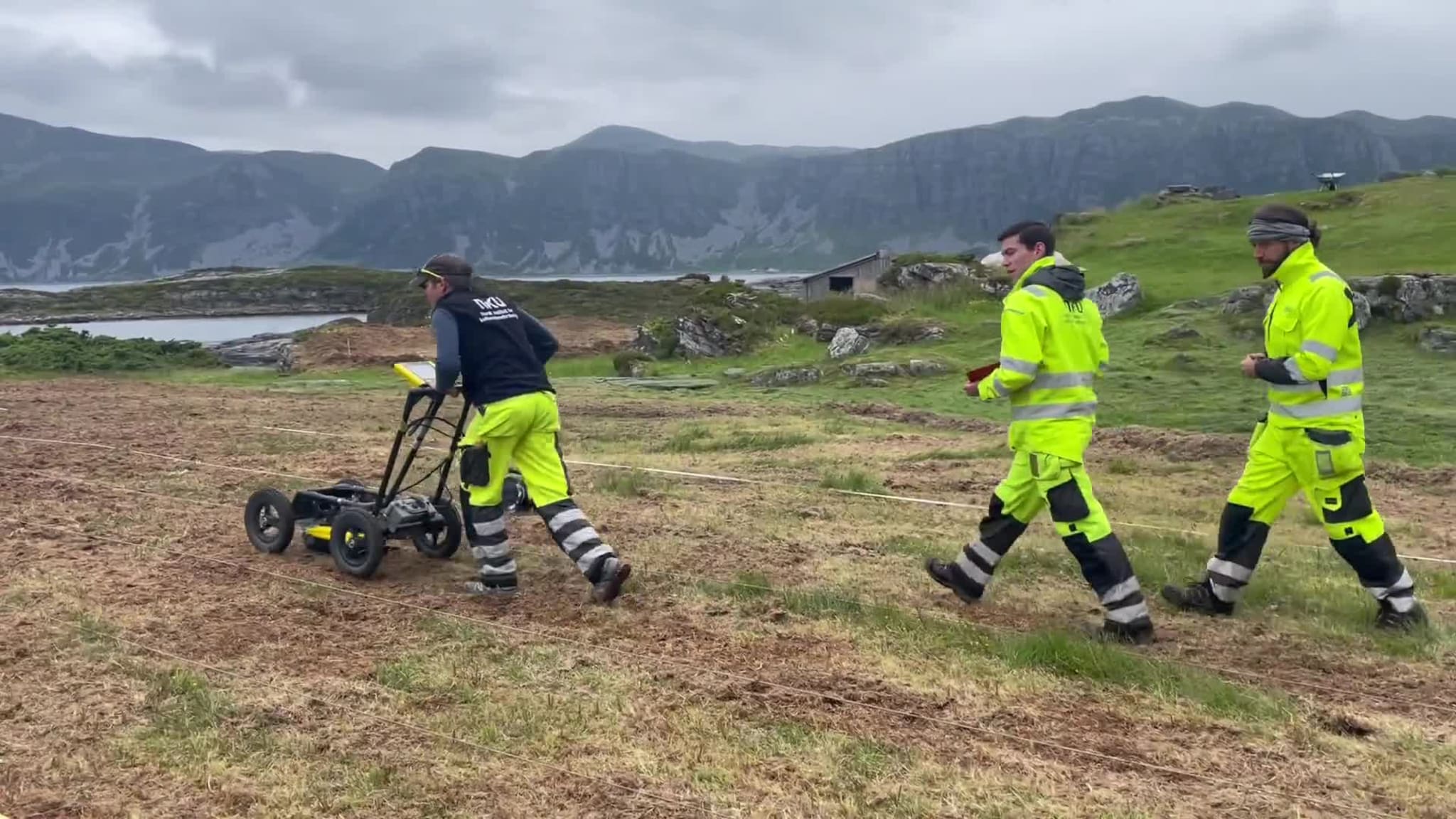 Arkeologar på Selja leitar med georadar3