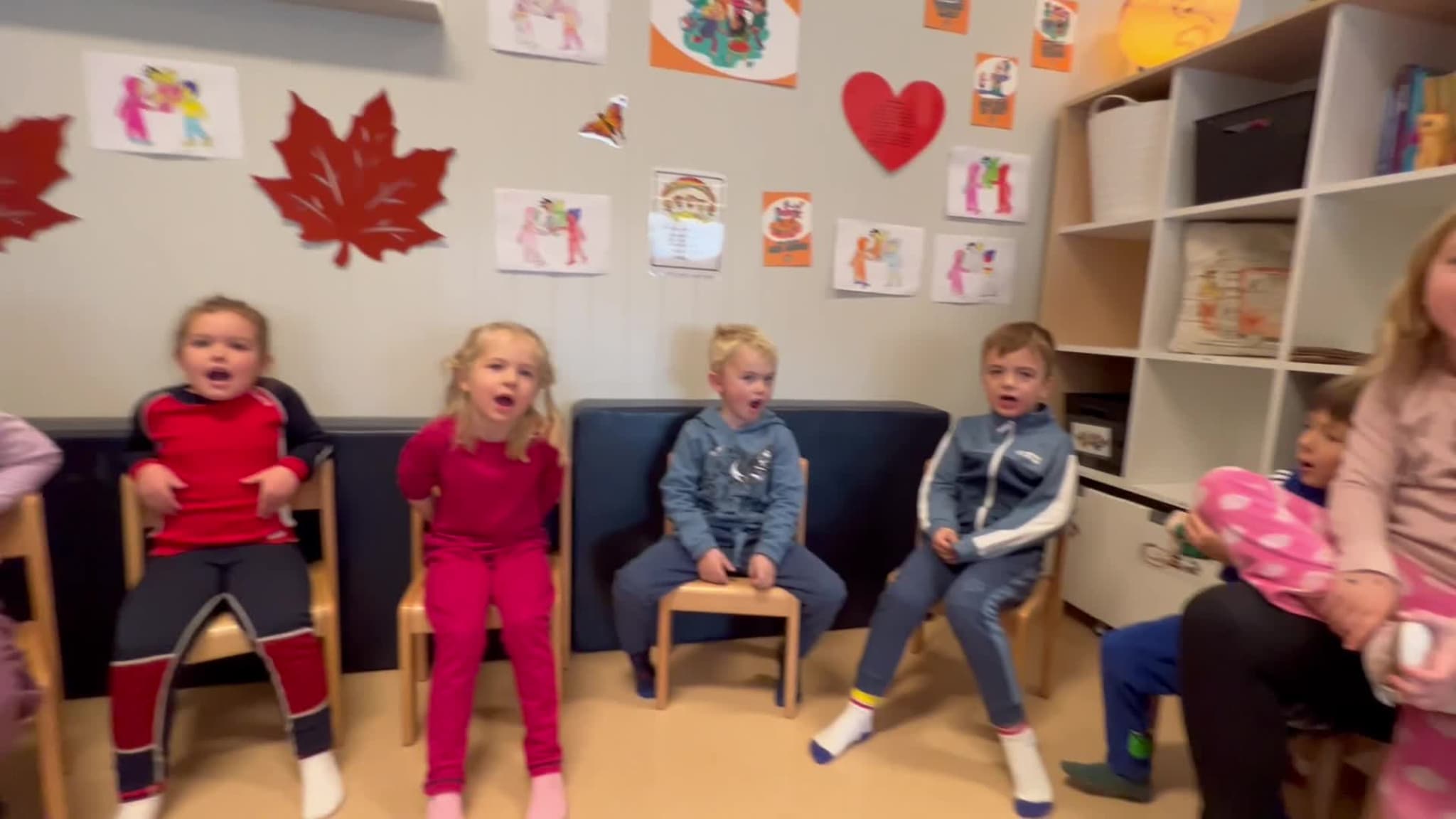 Barna i Trollskogen synger sammen