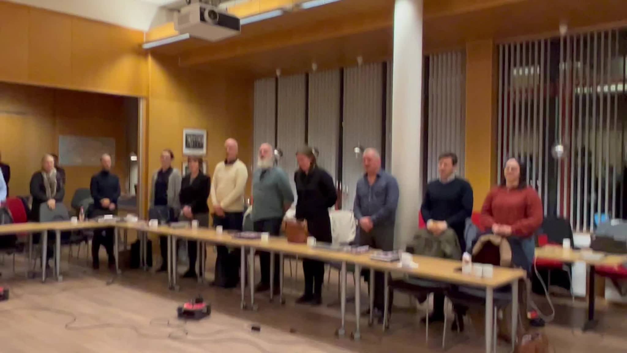Kommunestyret syng Deilig er jorden