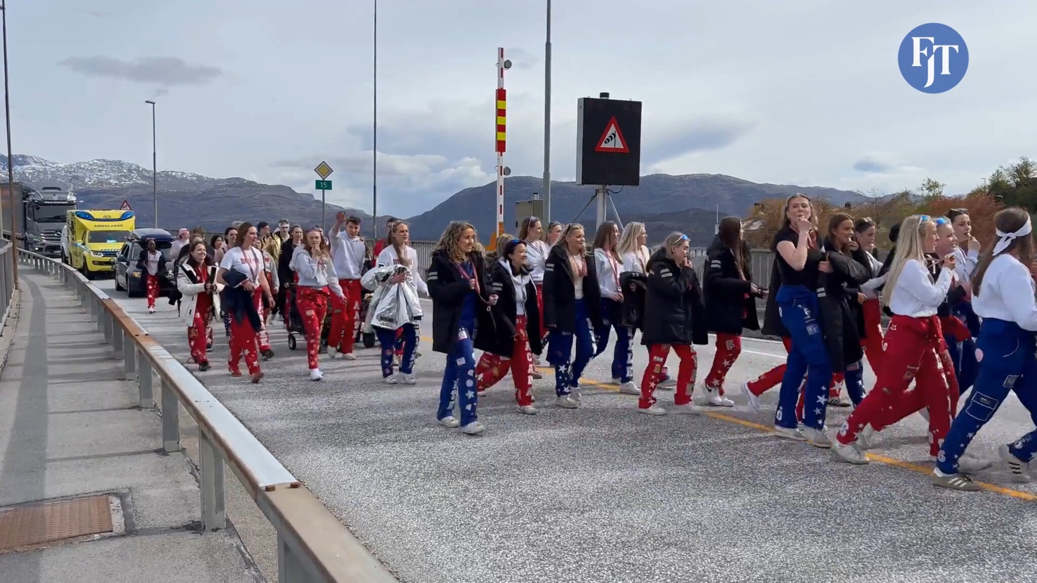 Måløyrussen går over brua