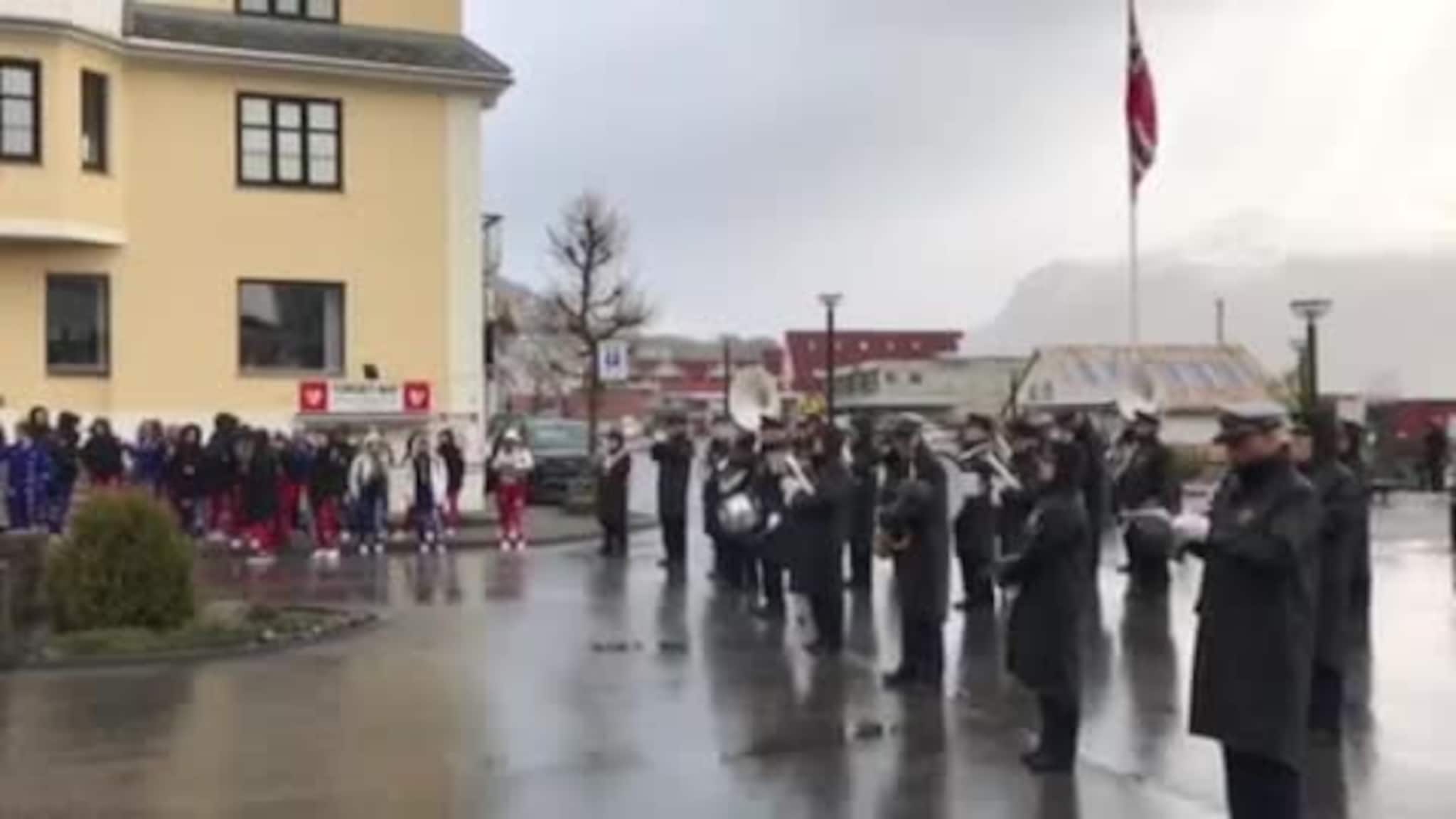 Flaggheising på Torget.mov