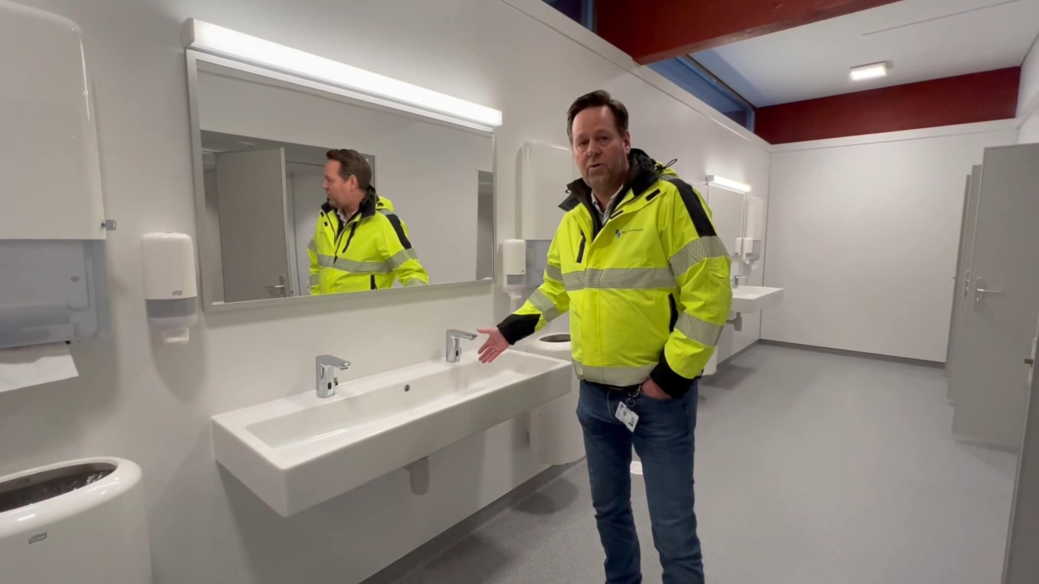 Bli med inn i de nye toalettene i Samfunnshallen