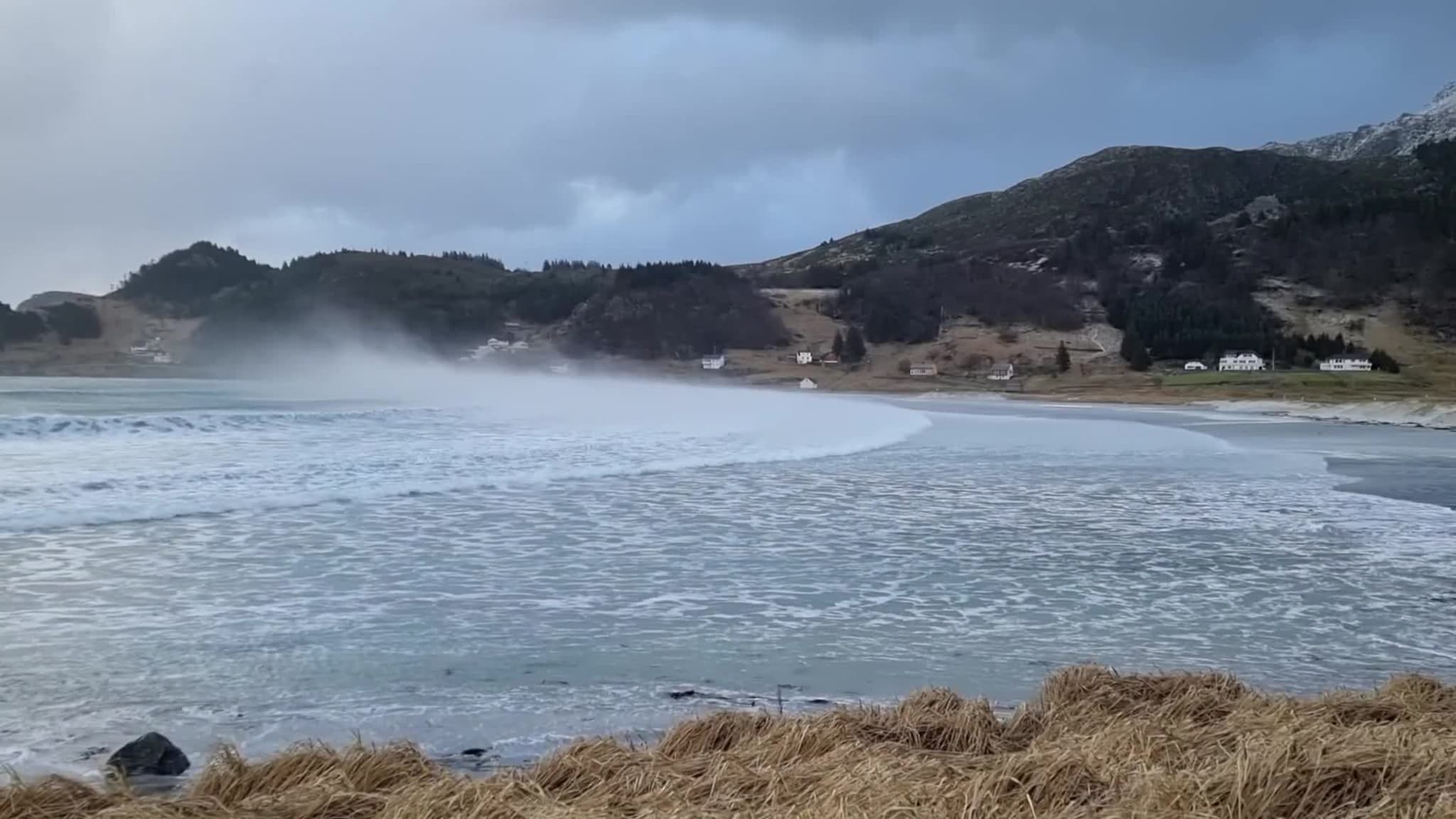 Hav og storm møtes på Refviksanden.mp4