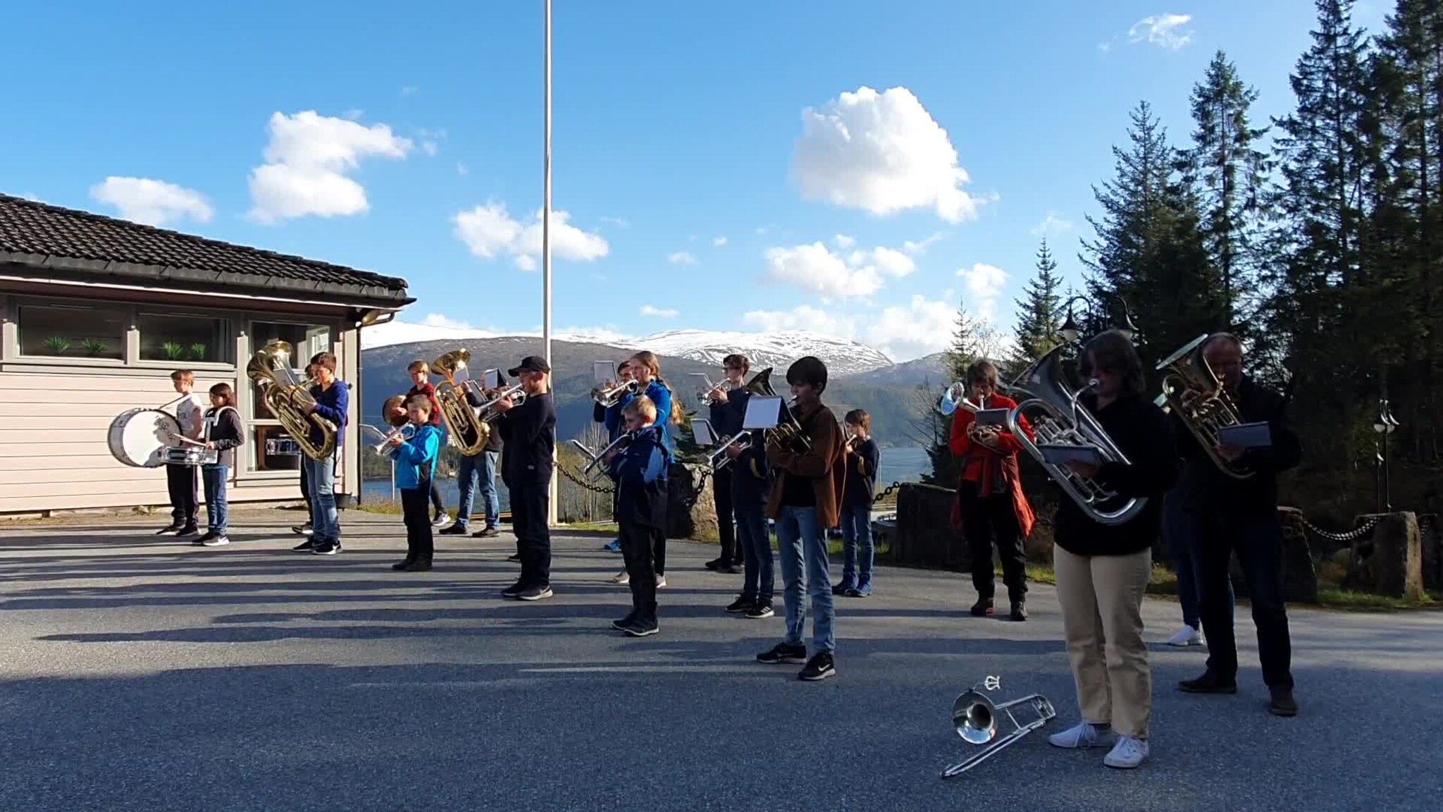 Bryggja skulekorps spiller opp til marsj.