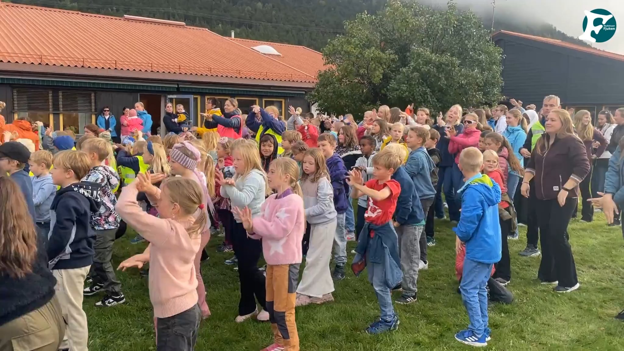 Skjåk barne- og ungdomsskule dansar årets BlimE-dans.