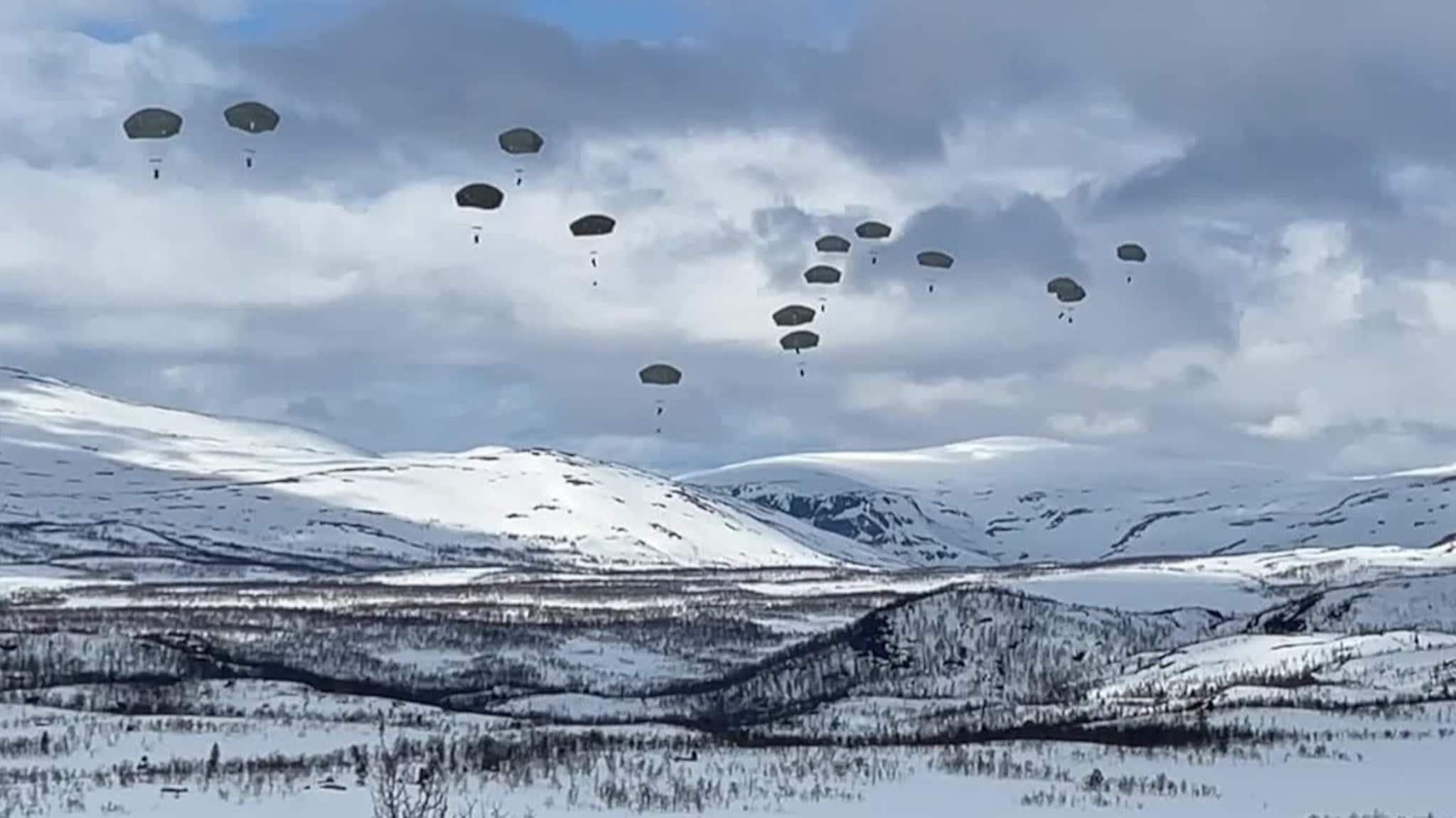 Flere hundre soldater landet i fallskjerm