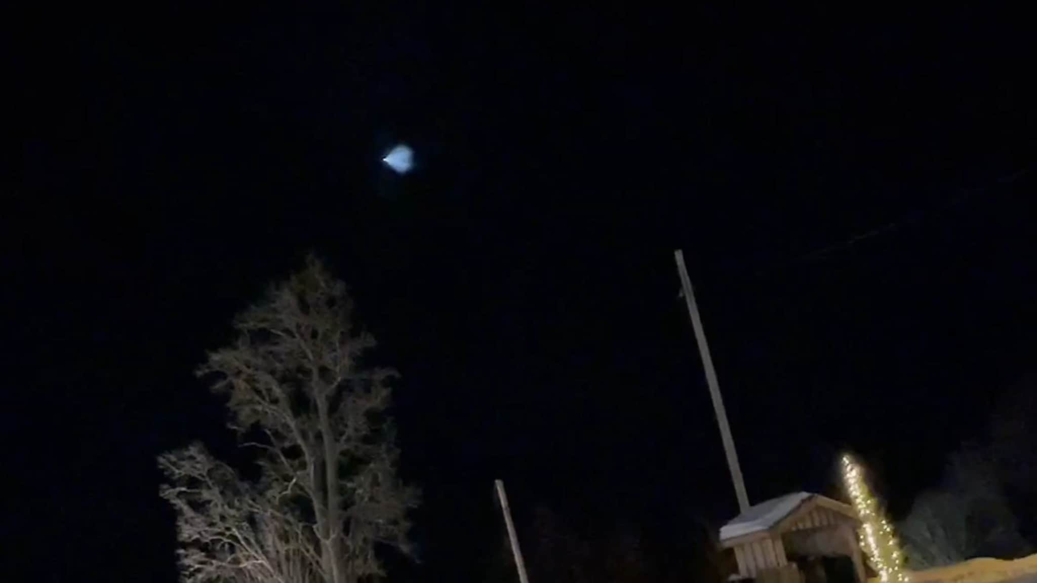 Filmet mystisk lys på himmelen