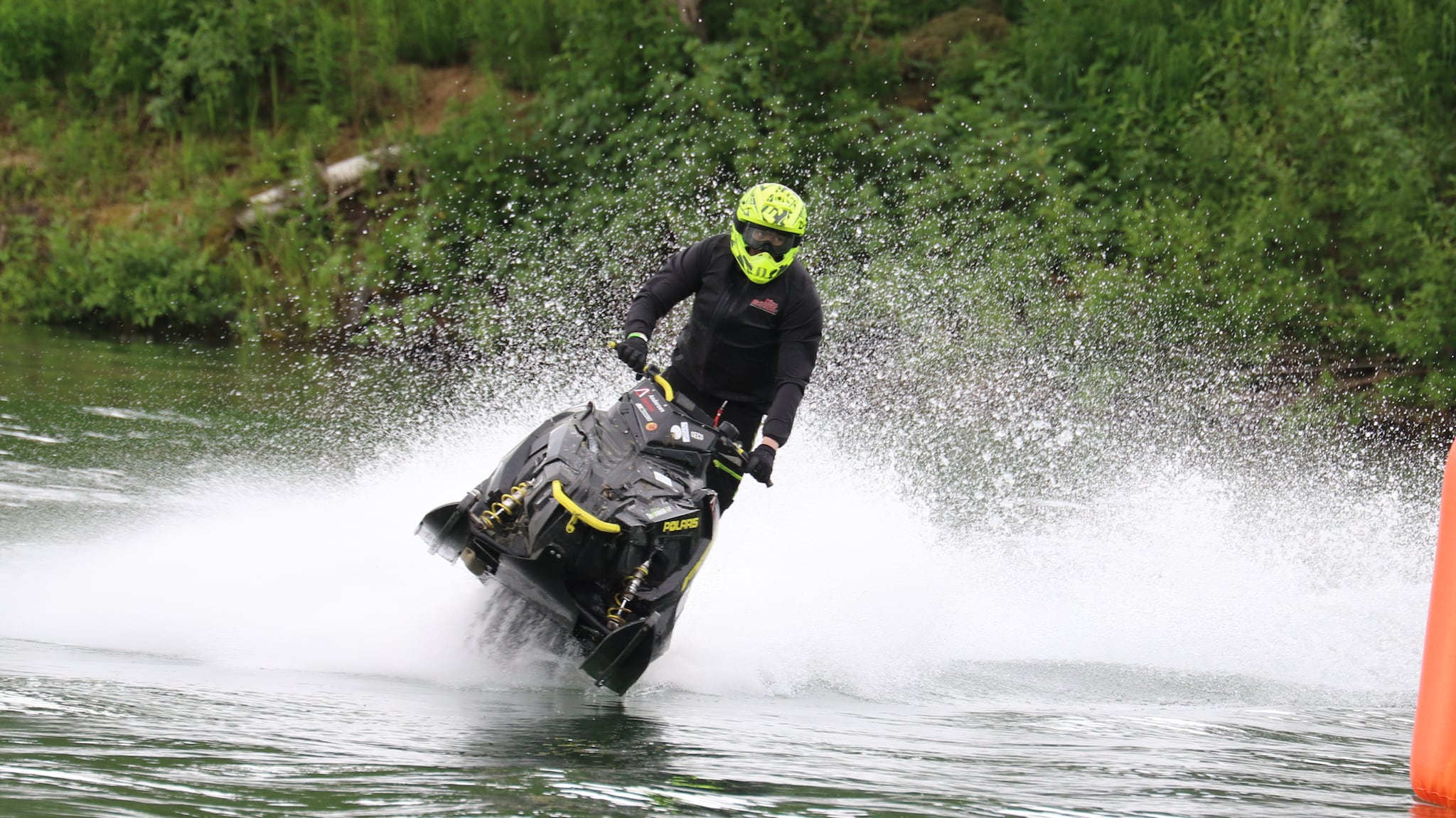 Europamesterskap i watercross på Barduelva: – Full gass eller forsvinn