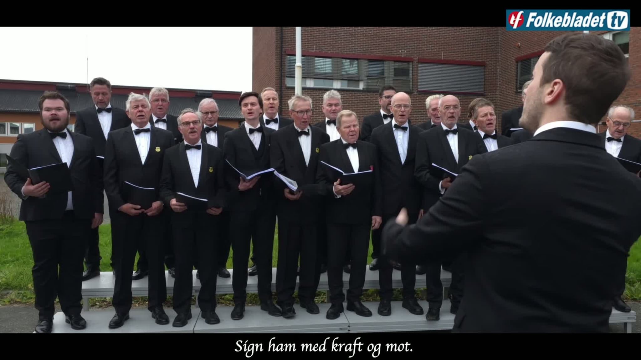 Sørreisa mannskor synger Kongesangen