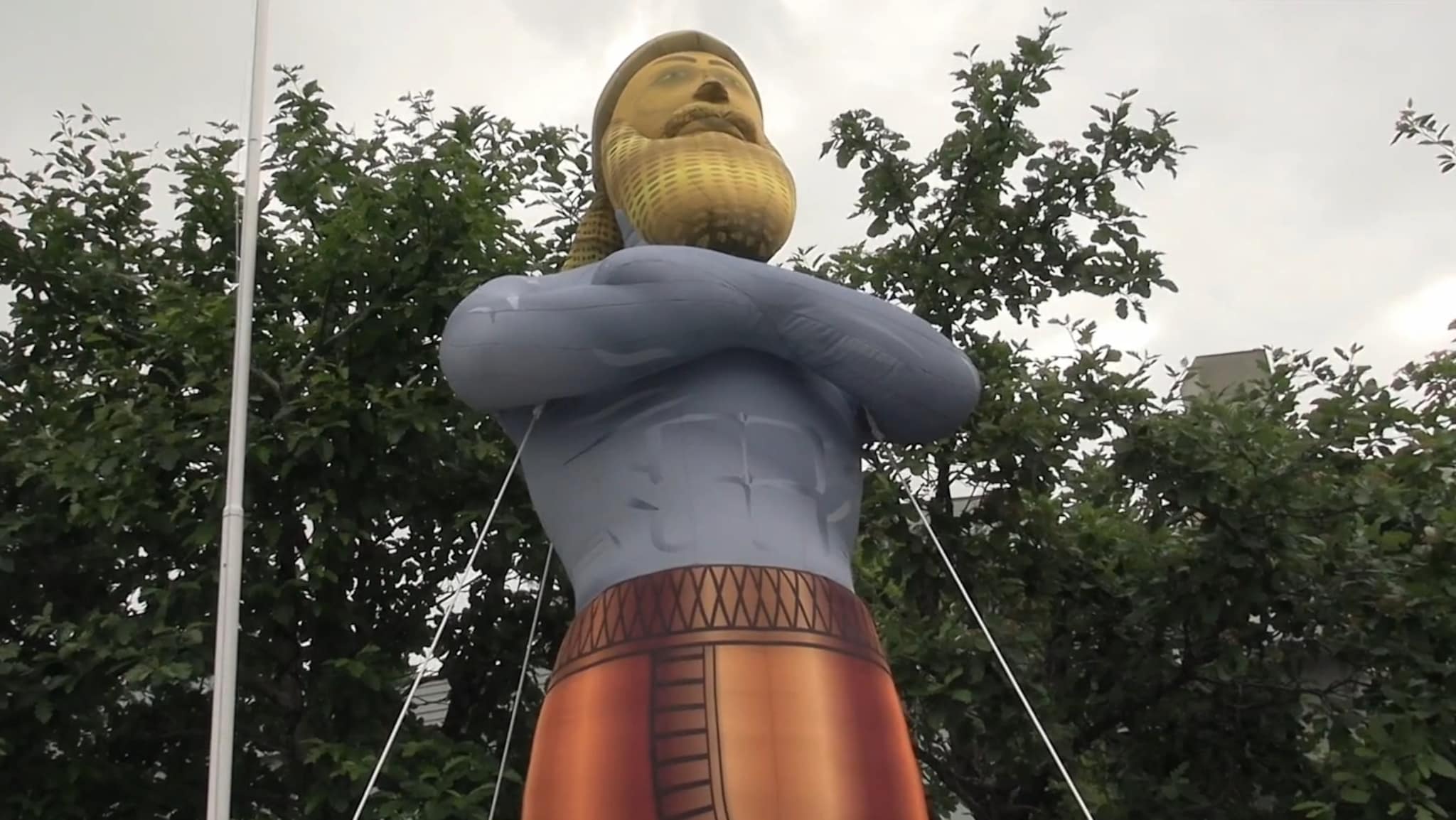 Gigantisk statue dukket opp på torget