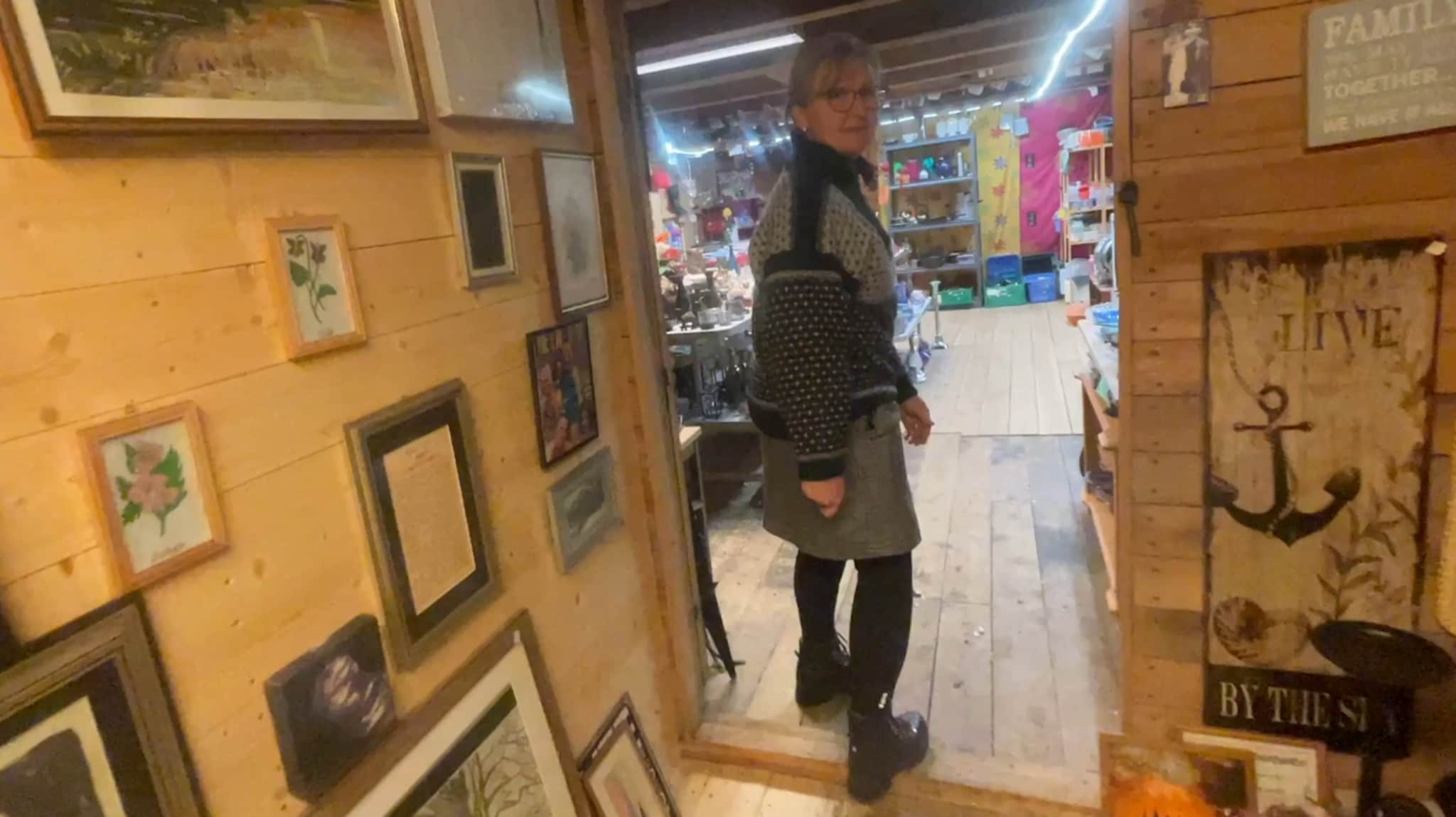 Holder førjulsåpent i dagsenter-butikken