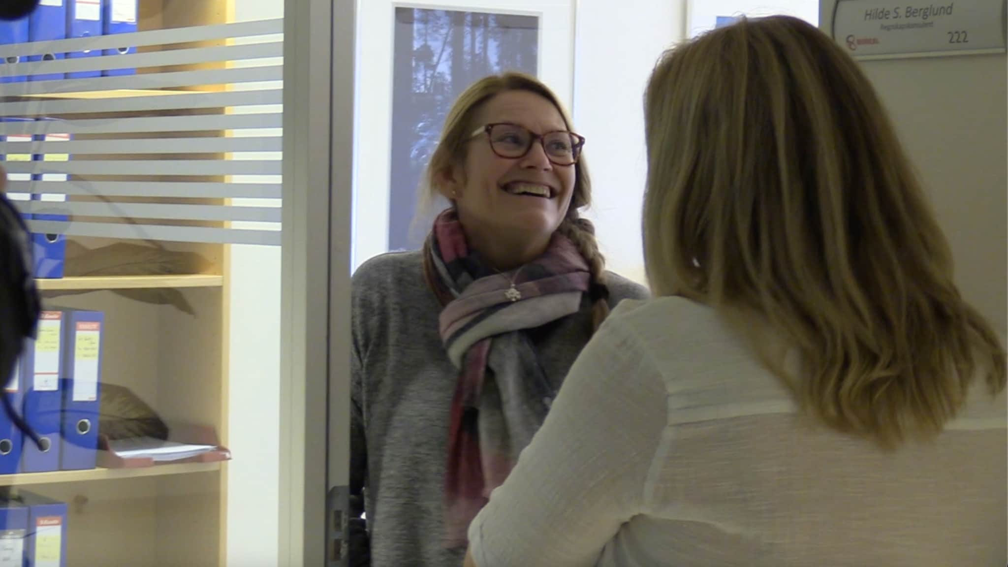 Her overrasker de Hilde på jobb