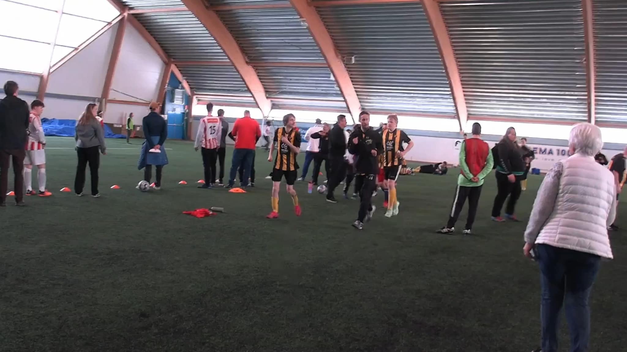 55 fotballspillere samlet til Stjerneturneringen: – Jeg er sjefen på banen