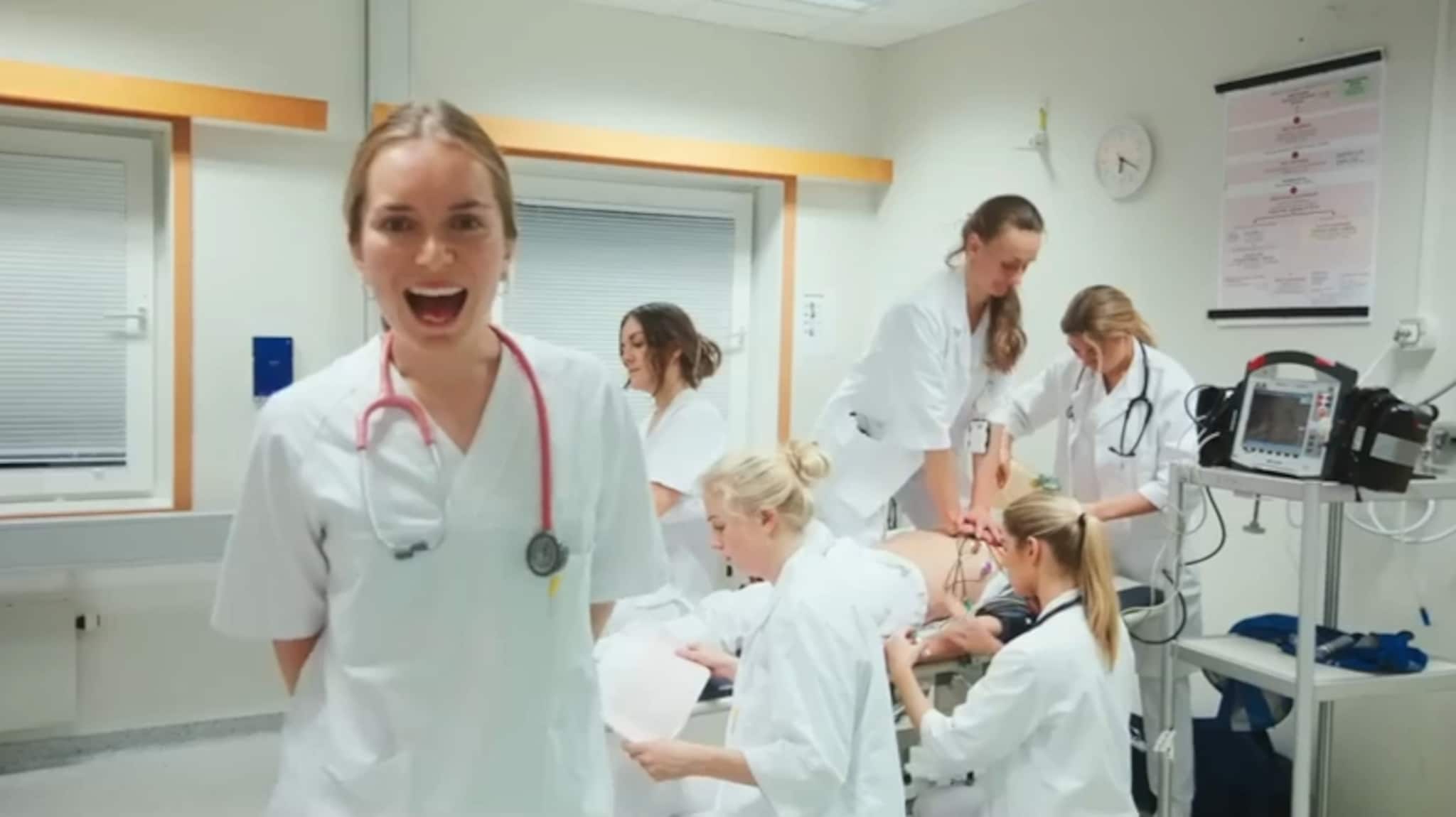 Se legestudentenes elleville musikkvideo