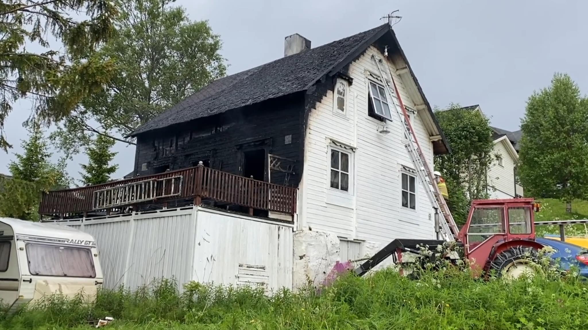 Kom seg ut av brennende bolig på natta