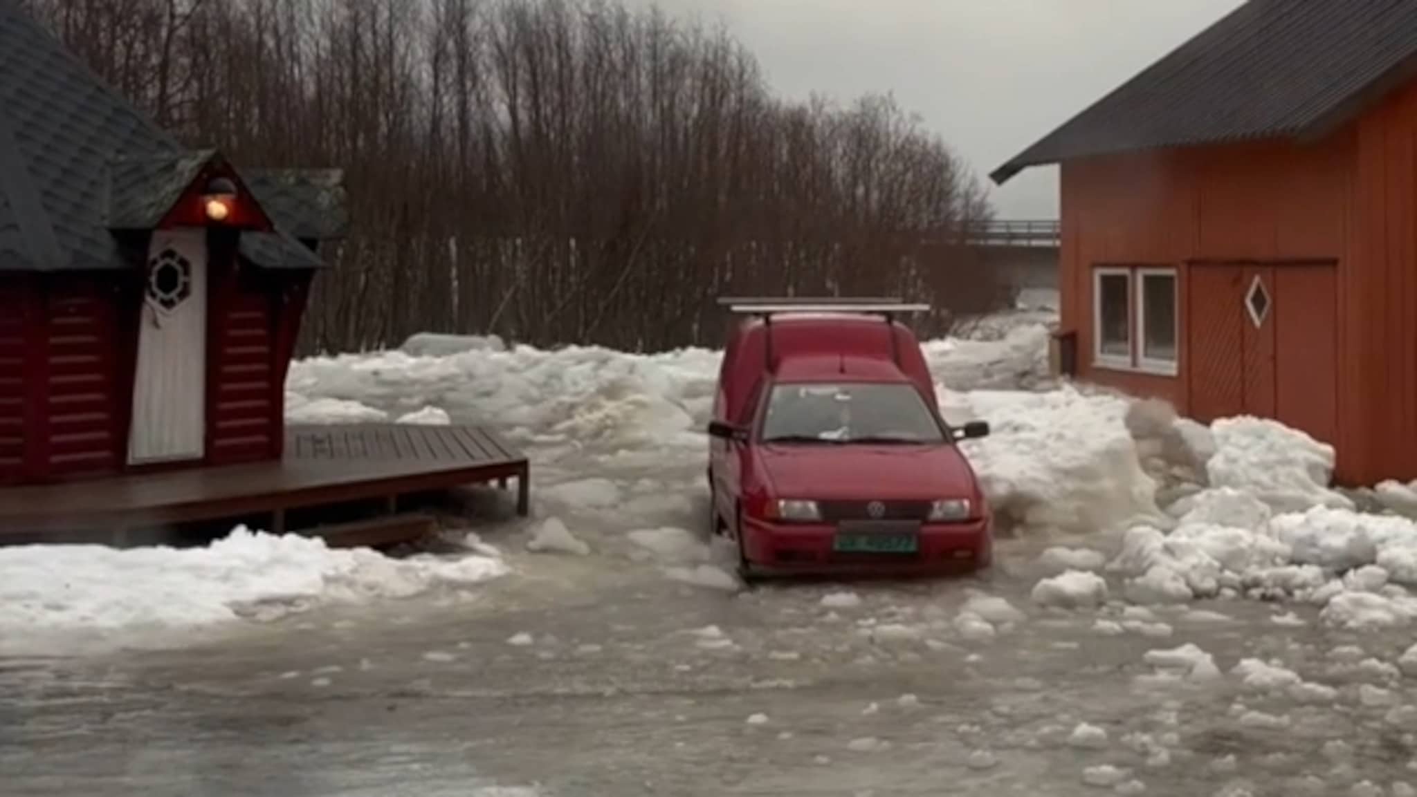 Sørpeskredet drar med seg bilen