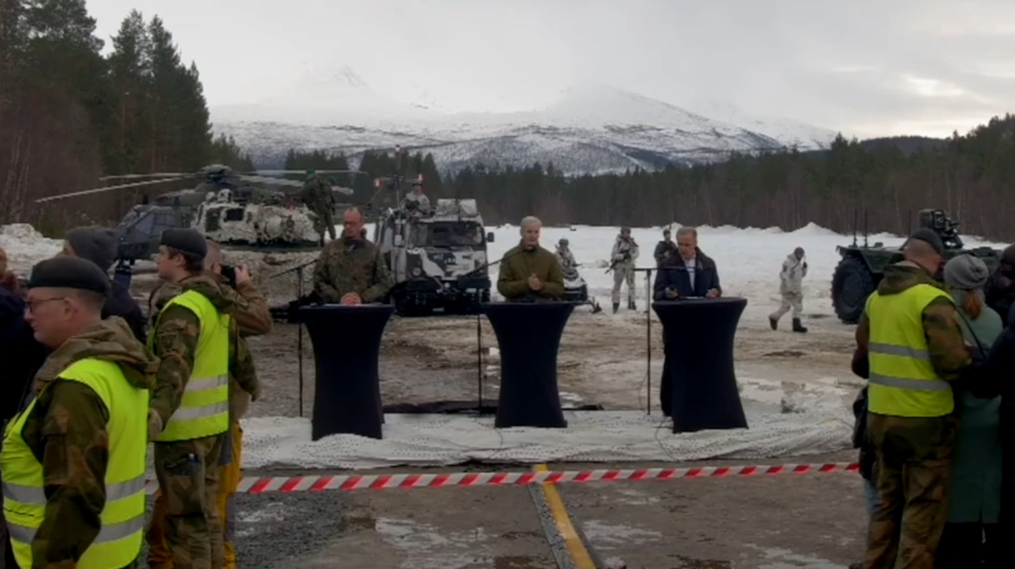 Støre, Carney og Merz møter pressen på Bardufoss