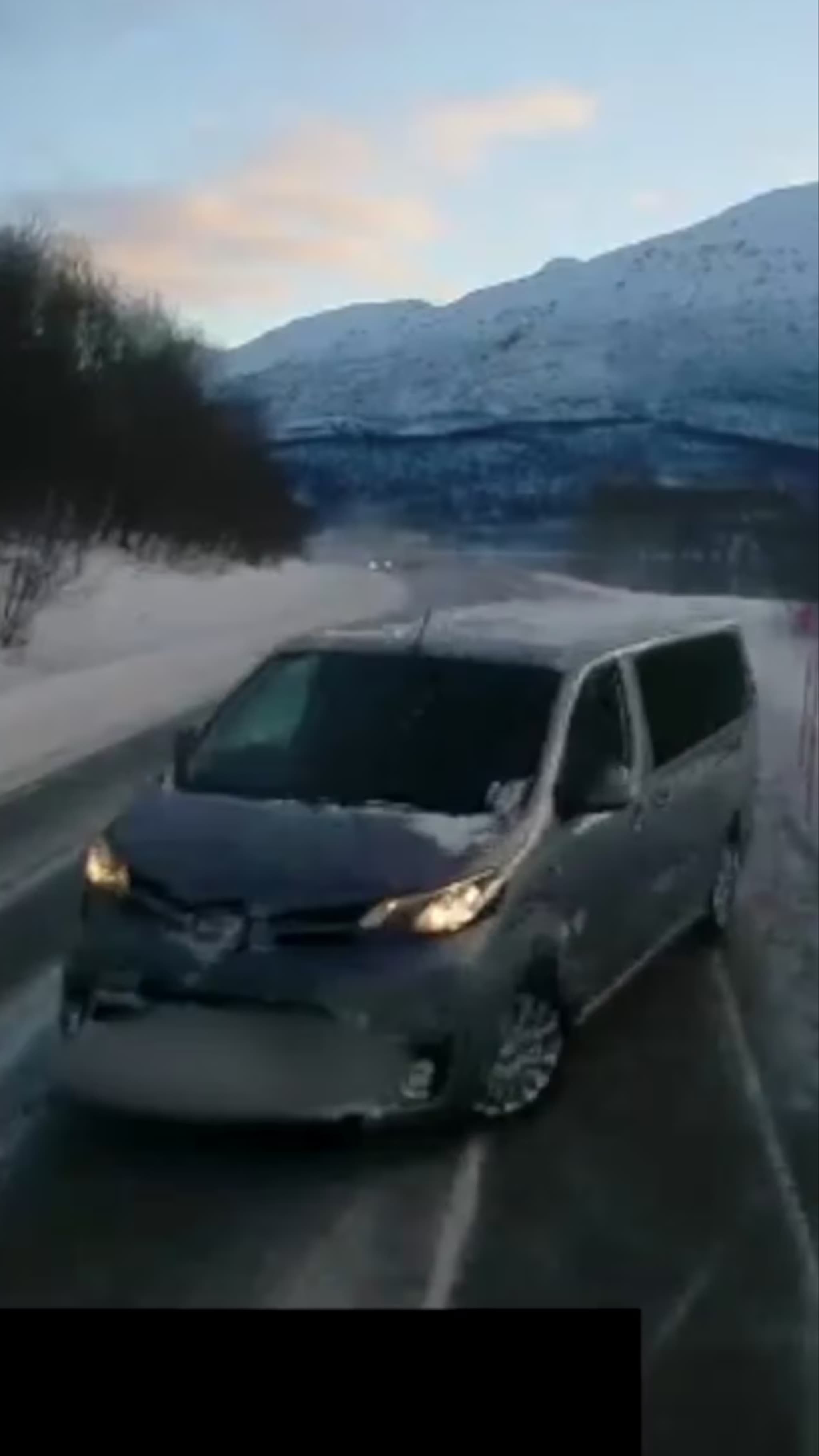 Her kolliderer minibussen med vogntoget