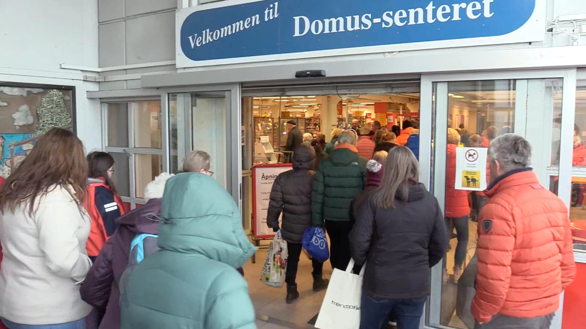 Lange køer da Coop Extra startet opphørssalget