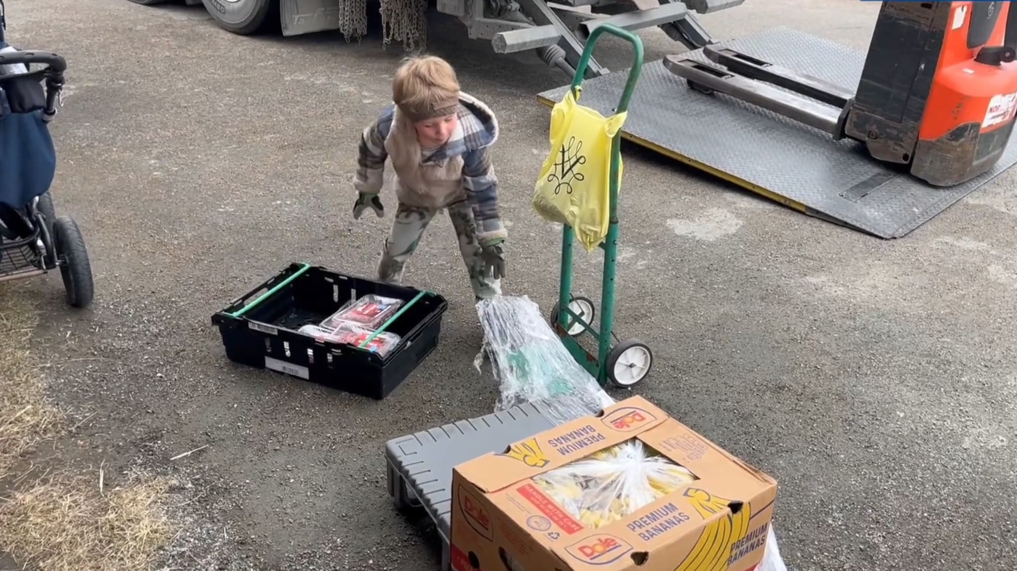 Tobias (4) er til stor hjelp i bygdas butikk