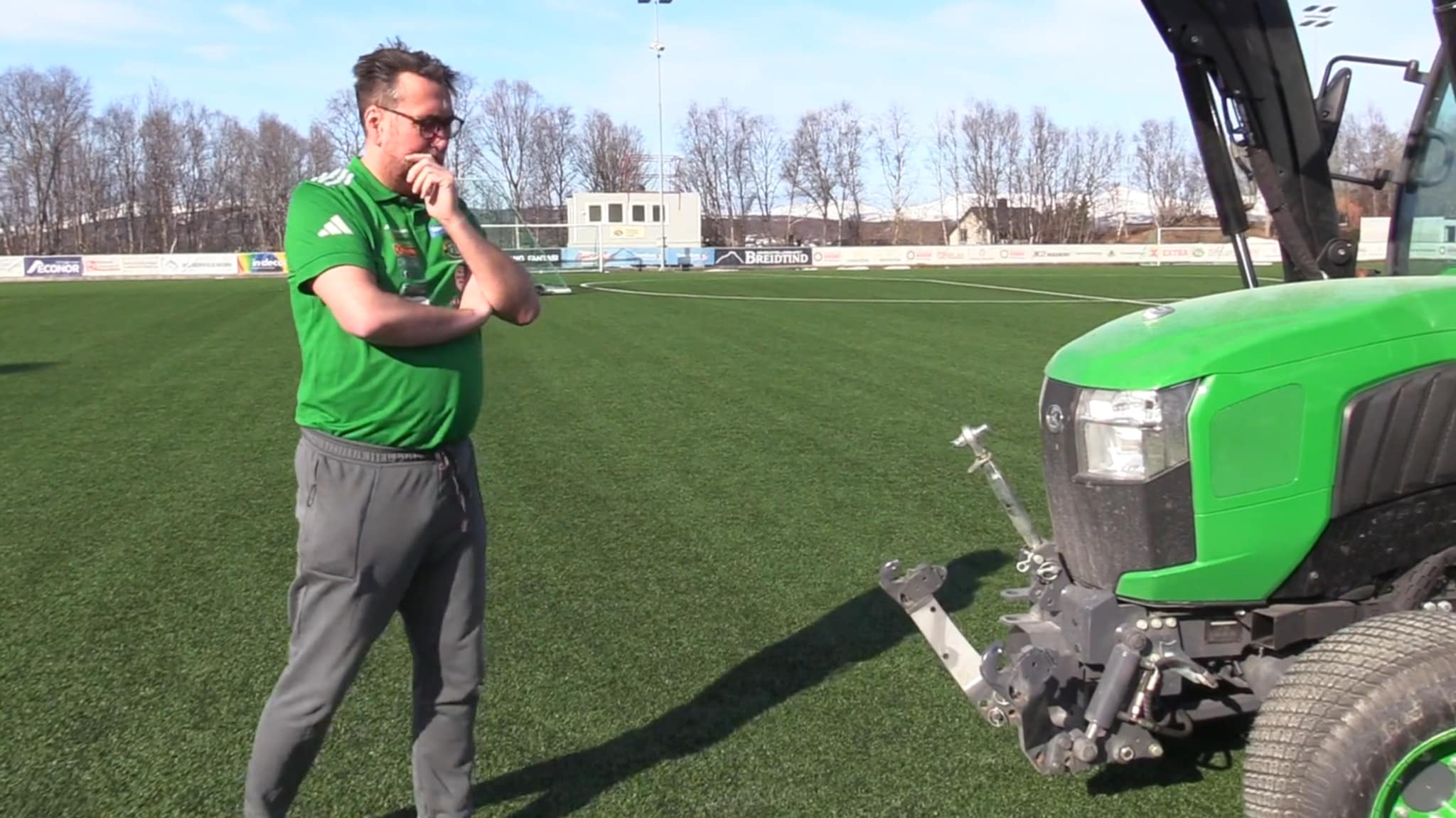 Her får de nytraktoren — i grønt selvsagt