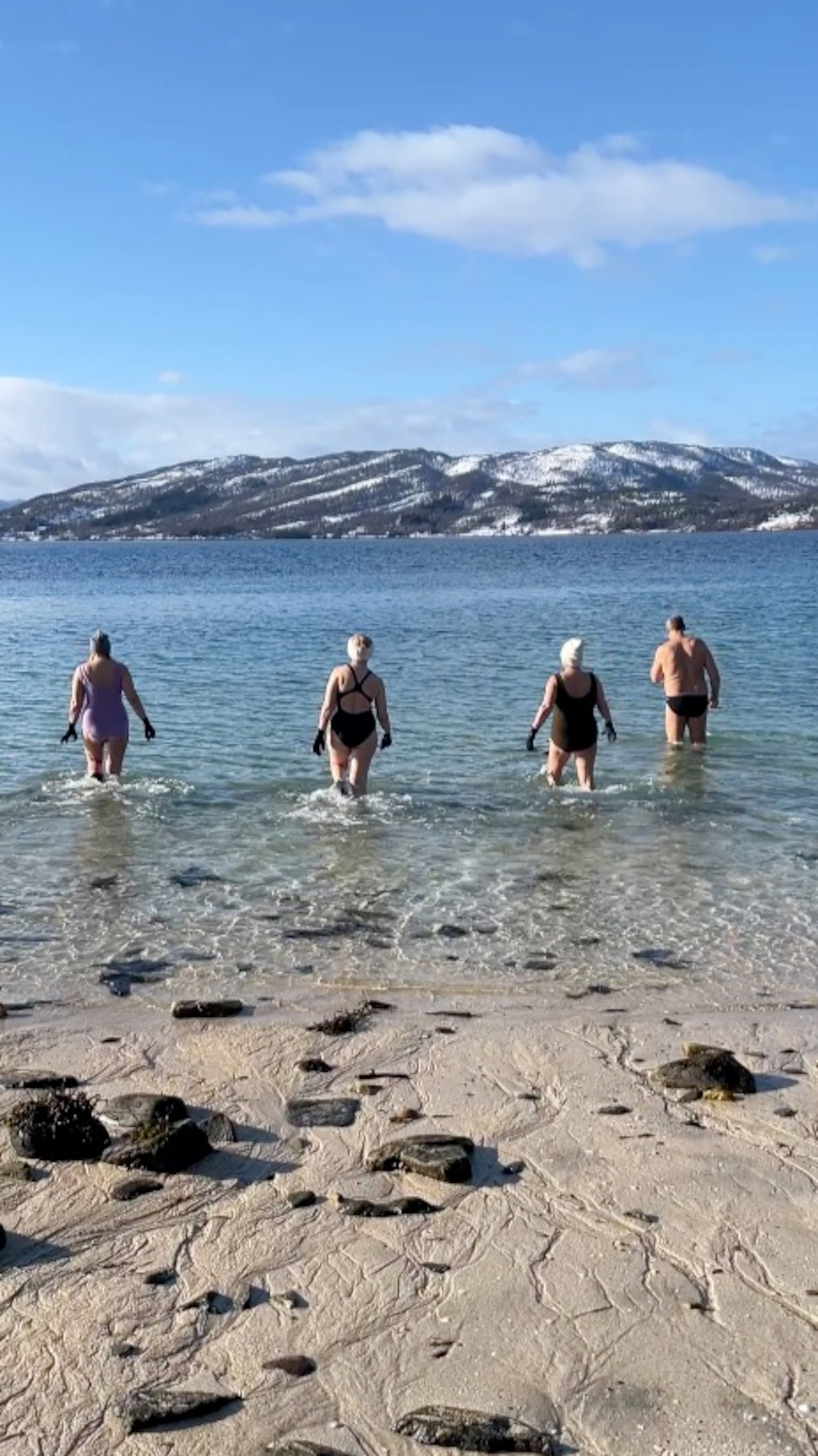 Tok langfredagsbadet i havet