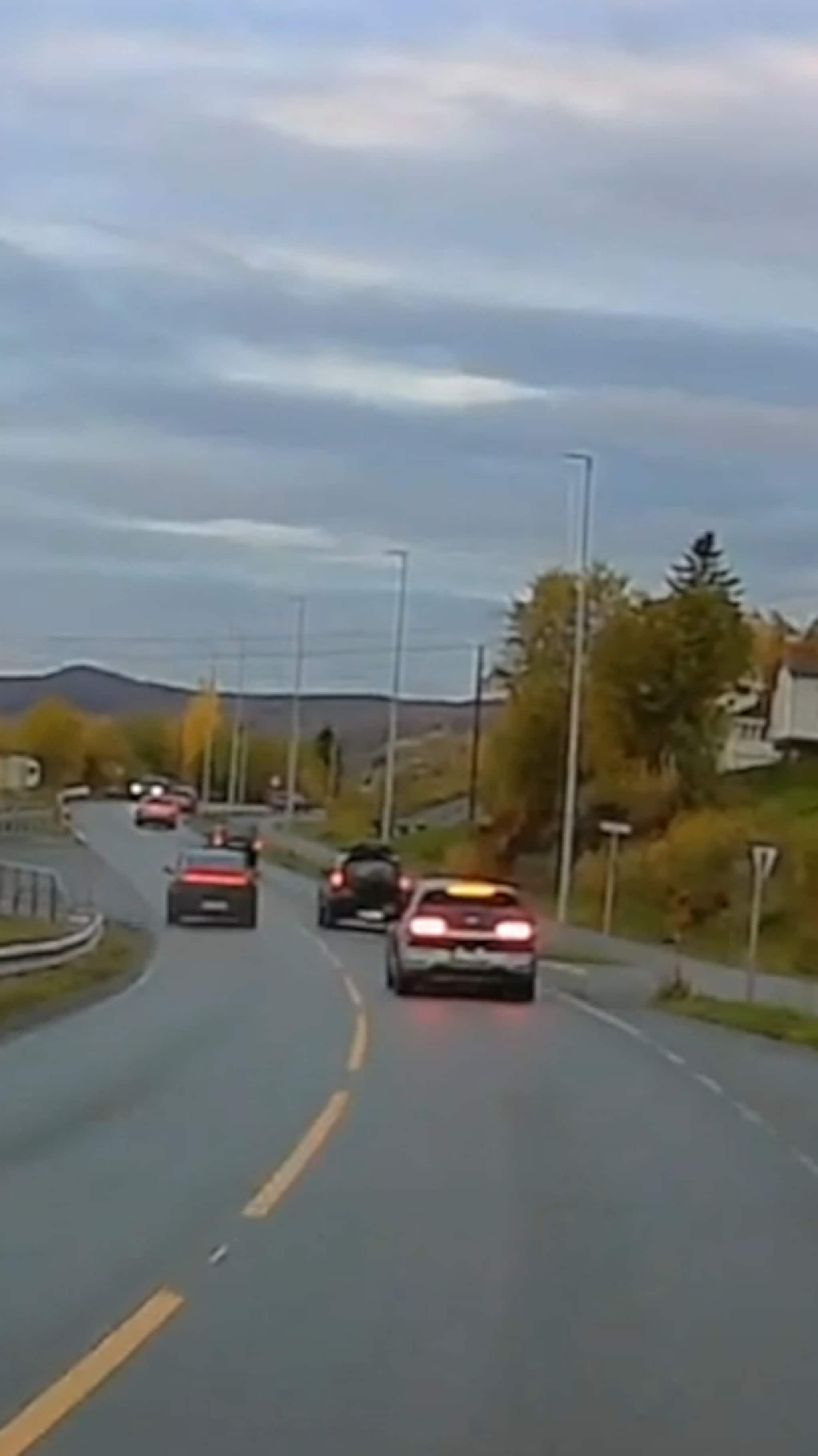 Kjører forbi flere biler i kurve med møtende bil...