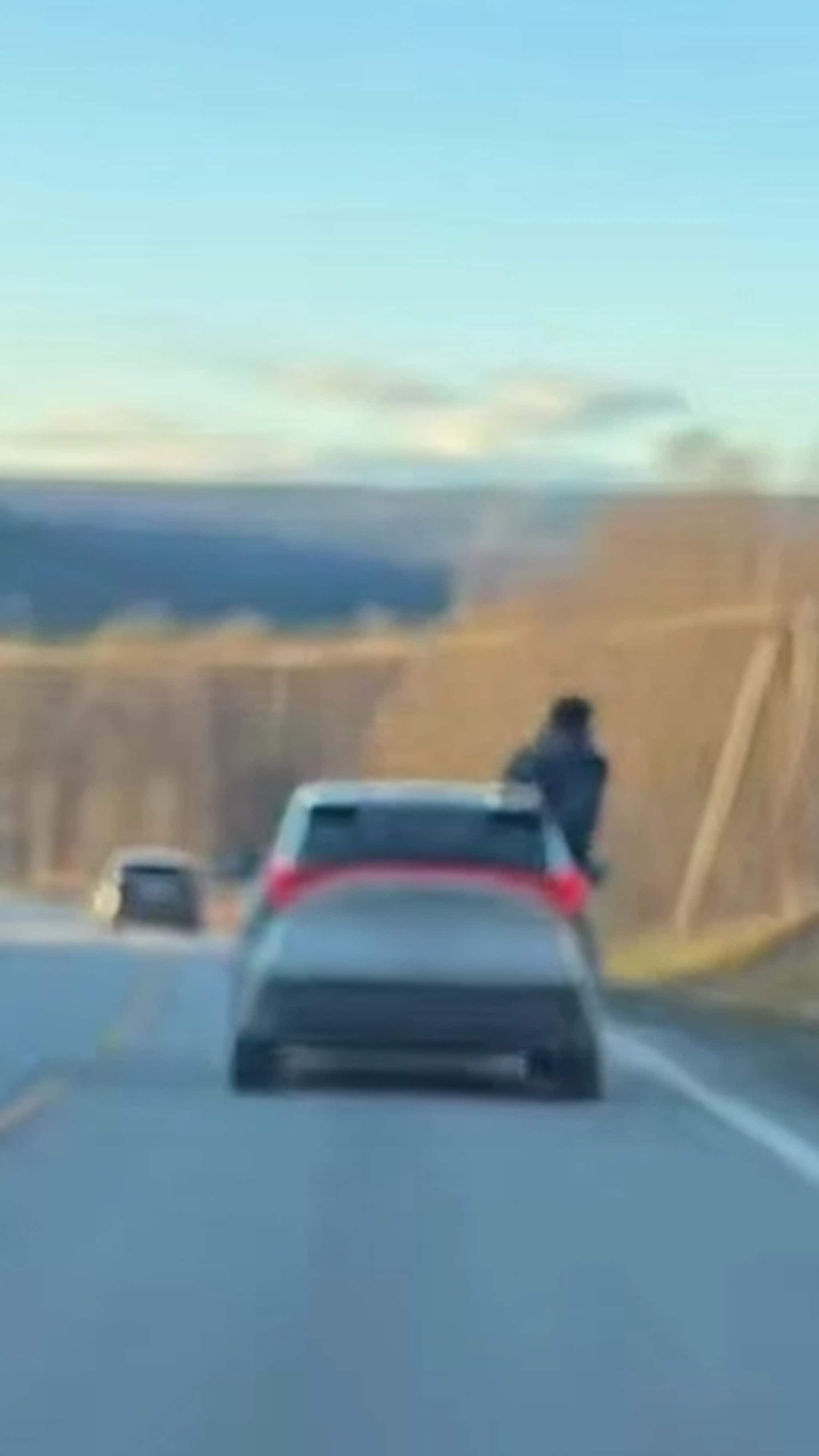 Henger ut av bilvinduet i 80 km/t