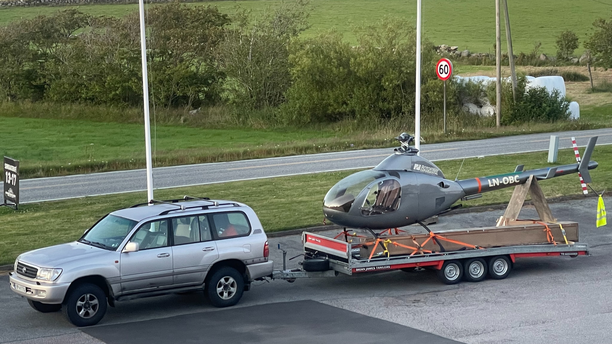 Her flyr Kundan i sitt eget helikopter