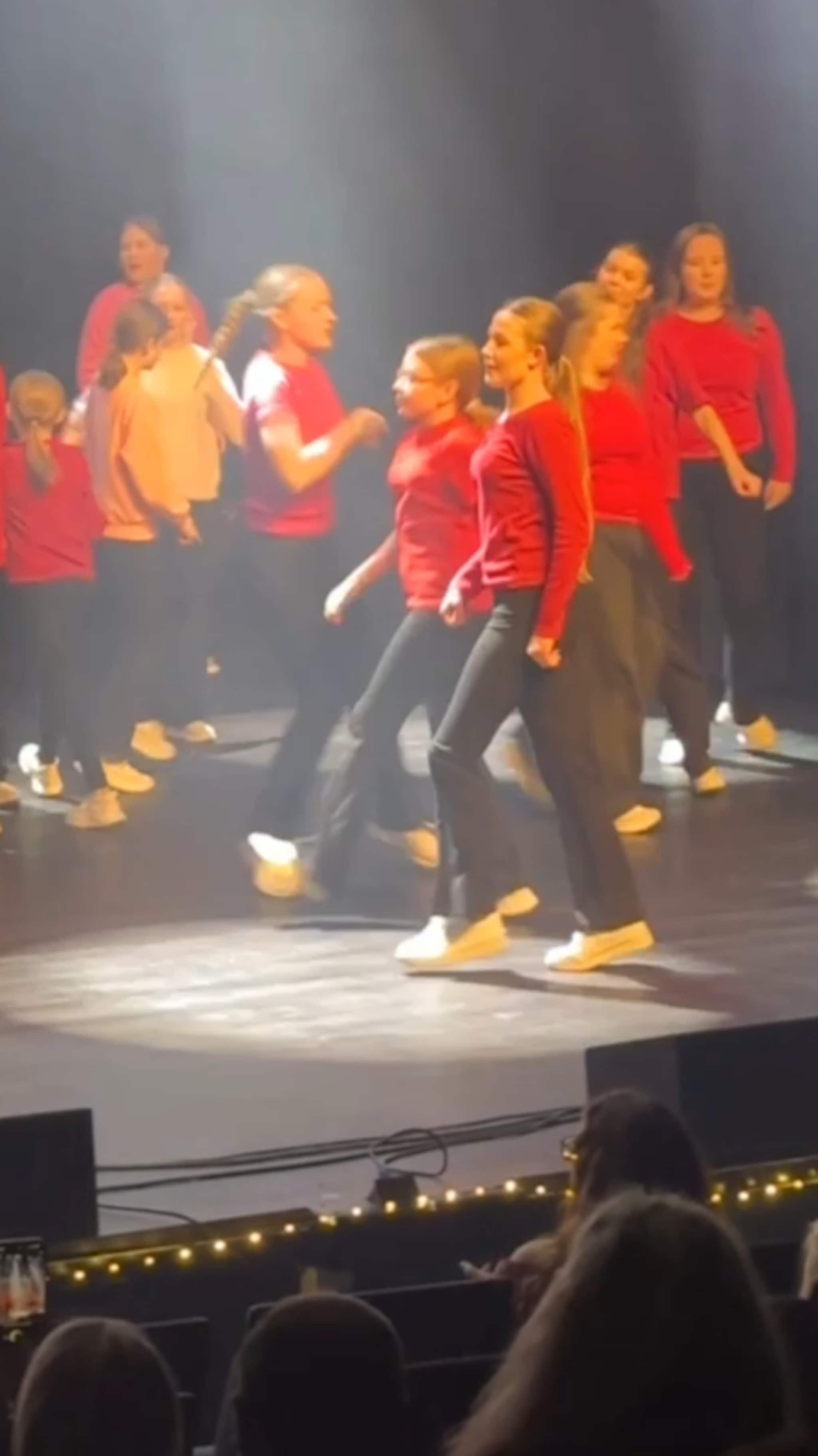 Serverte fartsfyllt juleshow med dans