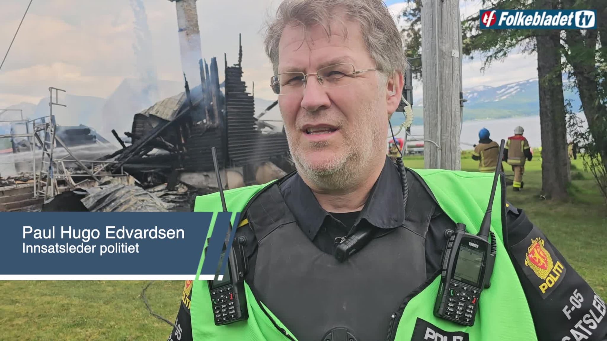Bolighus brant ned til grunnen — her driver brannvesenet med slukking