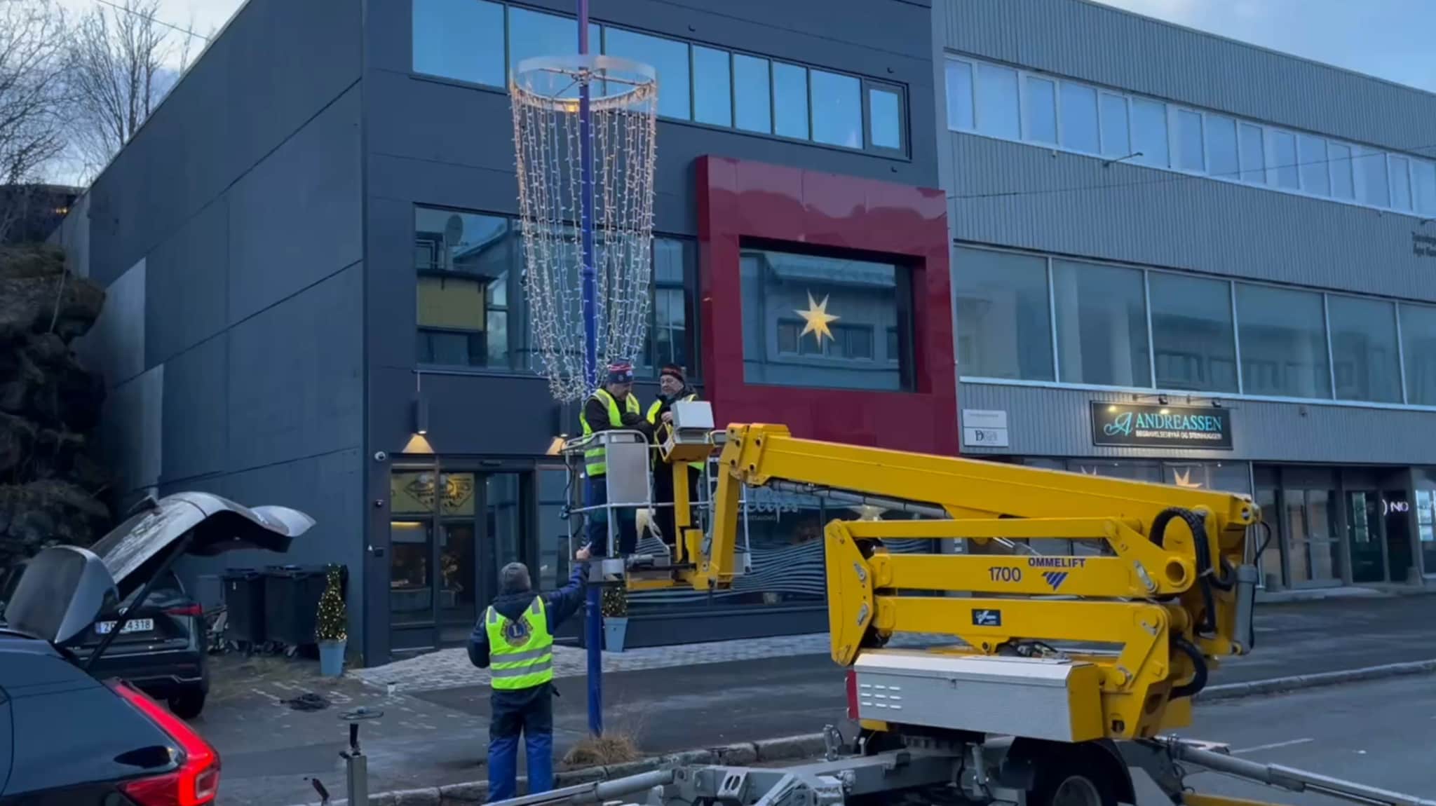 Så var julegata på Finnsnes på plass igjen