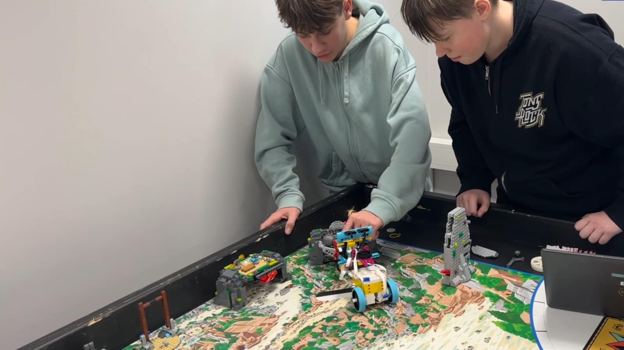 Mistet alt i brann — deltar likevel