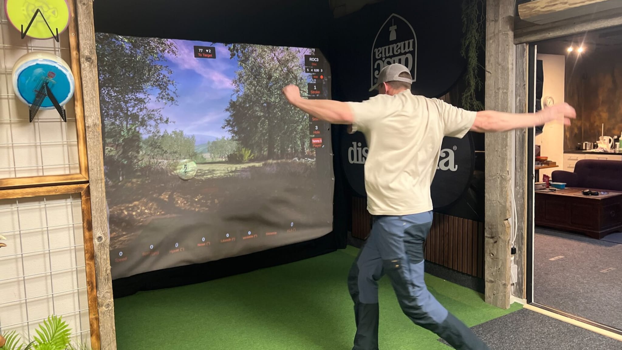 Her kan du pusse på disc-golf-ferdighetene dine innendørs
